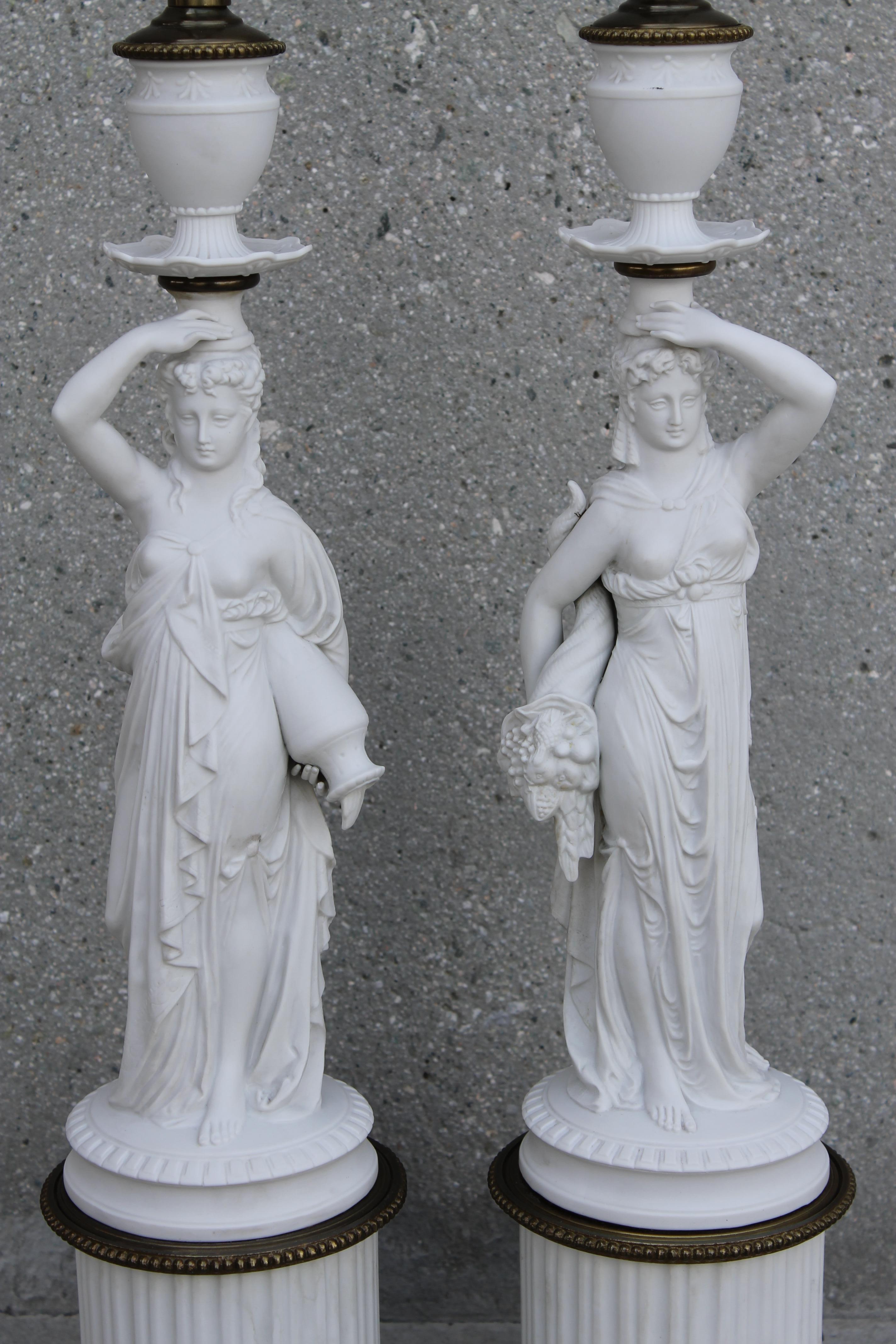 Américain Paire de lampes déesses en porcelaine, Demeter et Iris en vente