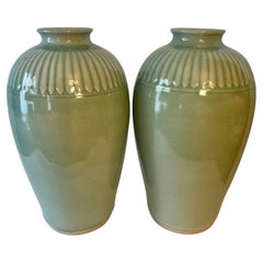 Paire de vases en porcelaine céladon travaillés à la main