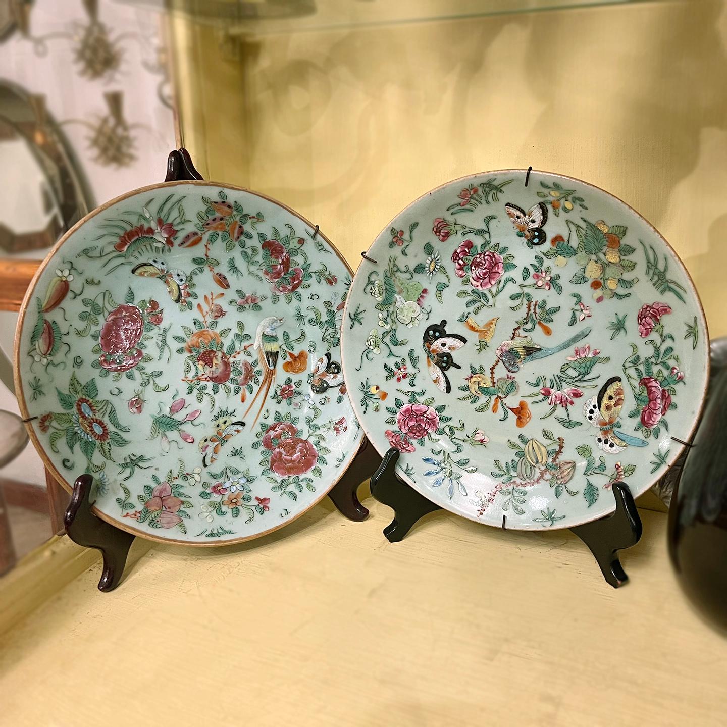 Paire d'assiettes décoratives en porcelaine céladon chinoise du XIXe siècle, peintes à la main.

Mesures :
Diamètre : 8,5