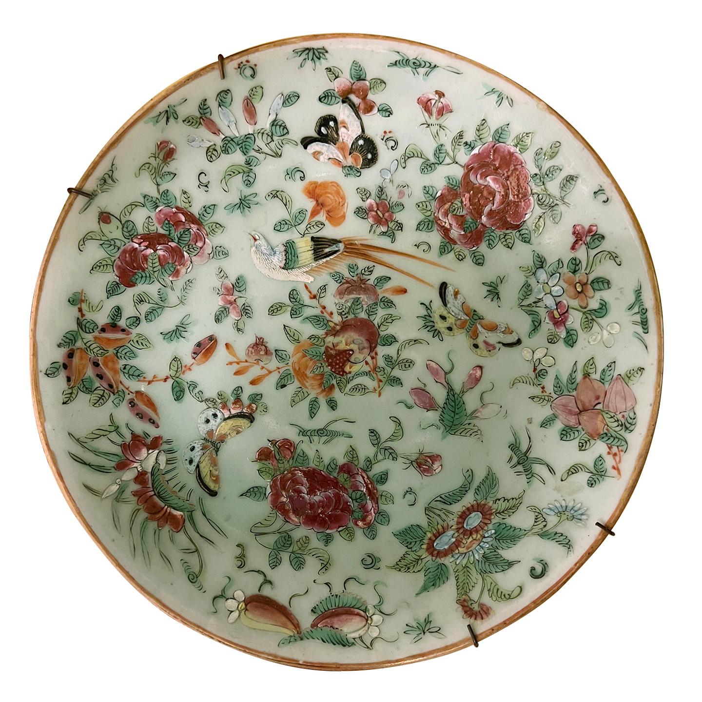 Pair of Porcelain Hand-Painted Decorative Plates In Good Condition For Sale In New York, NY
