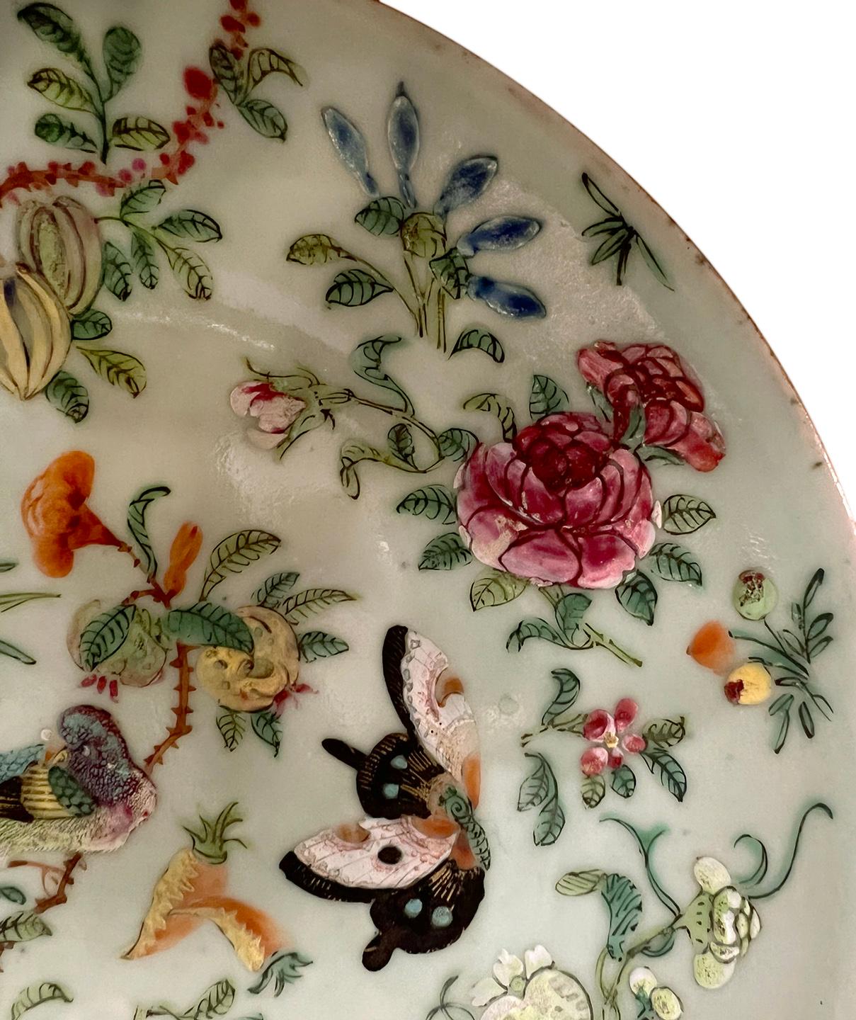 XIXe siècle Paire d'assiettes décoratives en porcelaine peintes à la main en vente