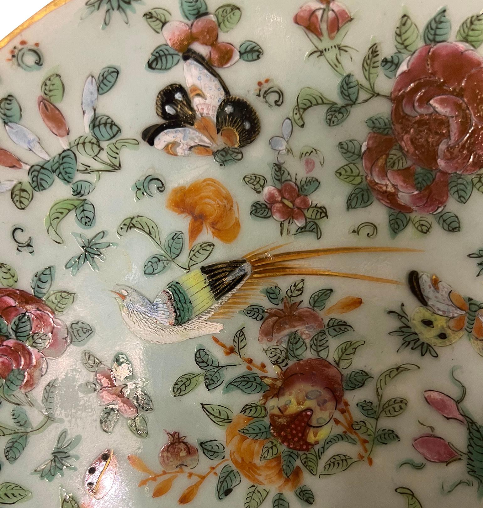 Paire d'assiettes décoratives en porcelaine peintes à la main en vente 1