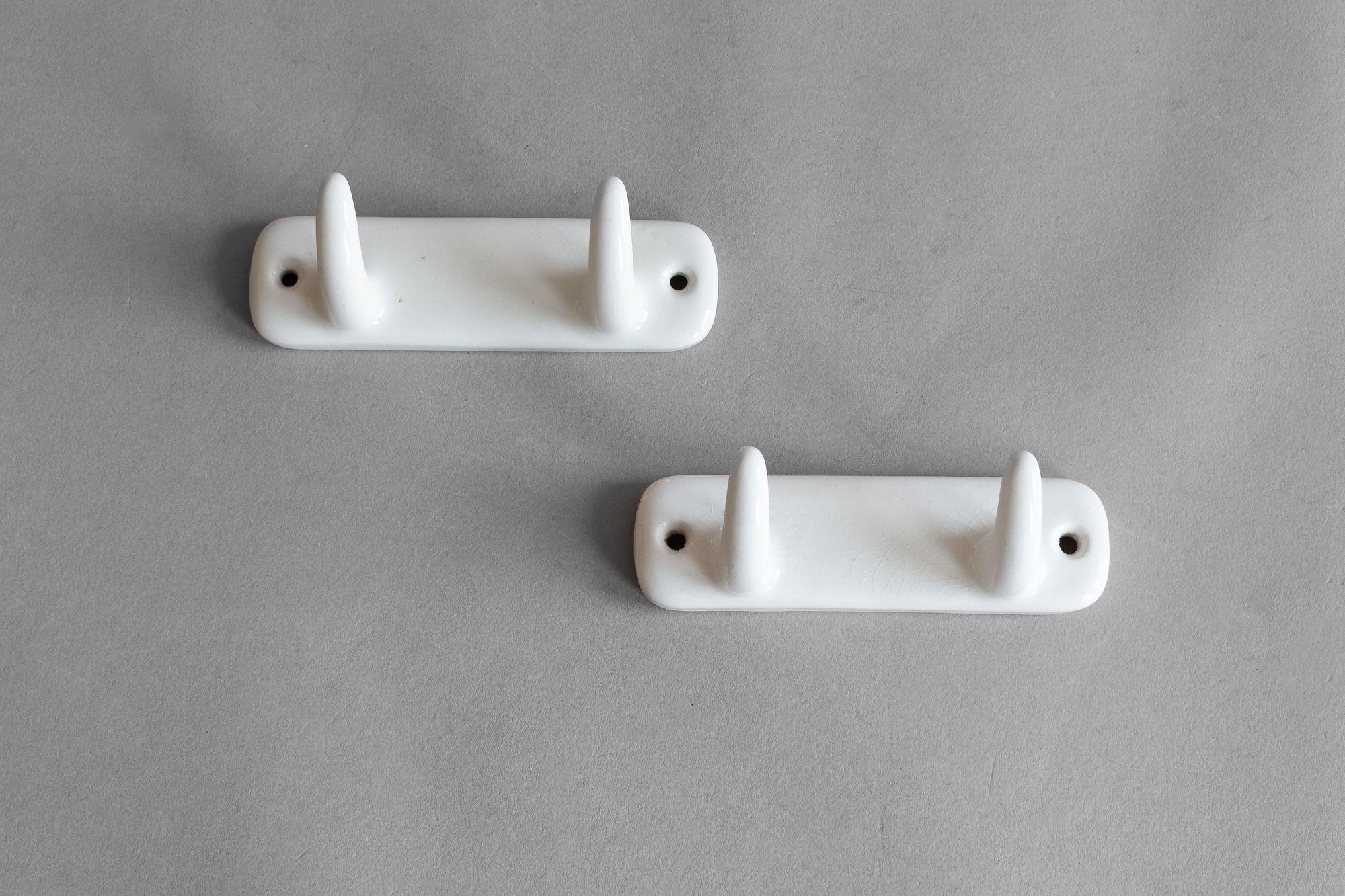 Paire de crochets en porcelaine suédoise du milieu du siècle.
Circa 1960.
H 4cm x L 11,5cm x P 4cm
Veuillez nous contacter pour obtenir un devis d'expédition précis.