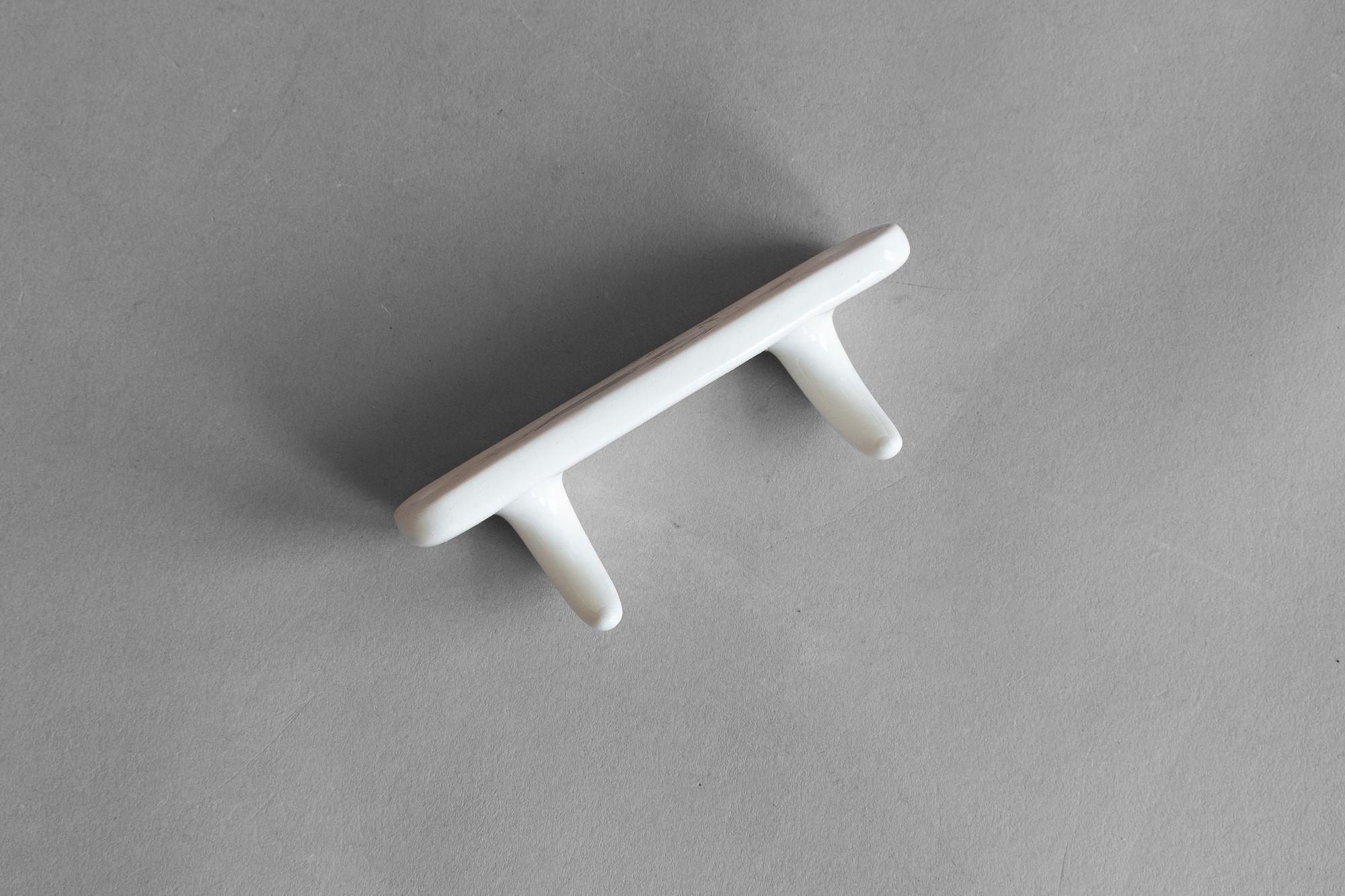 Mid-Century Modern Paire de crochets en porcelaine en vente