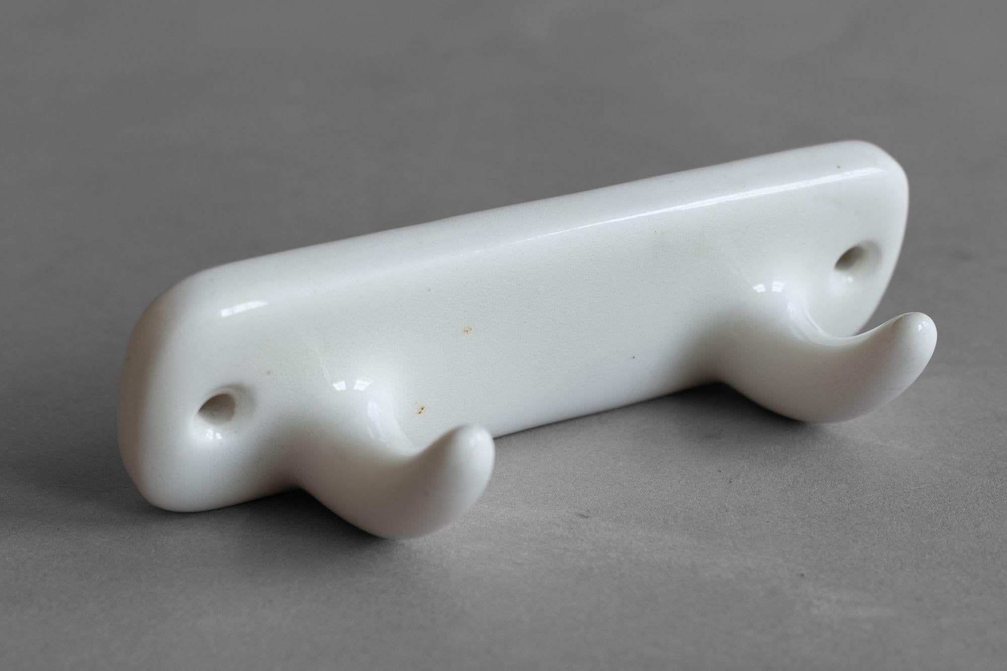 Paire de crochets en porcelaine Bon état - En vente à London, England