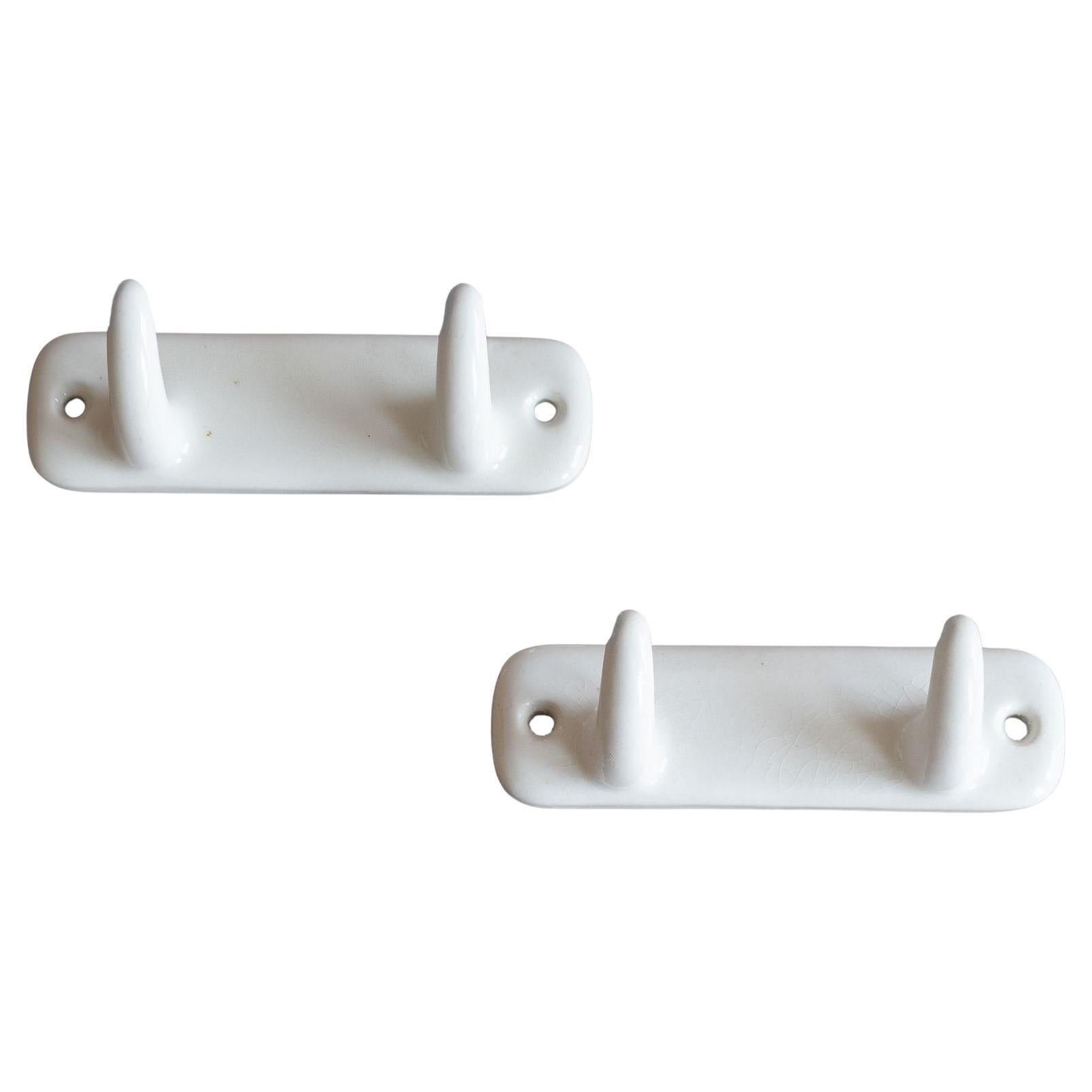 Coppia di ganci in porcellana