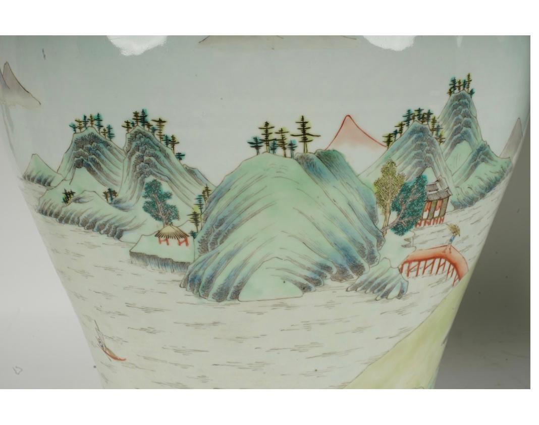 Chinoiseries Paire de pots en porcelaine peints à la main dans le style Qian Jiang Cai en vente