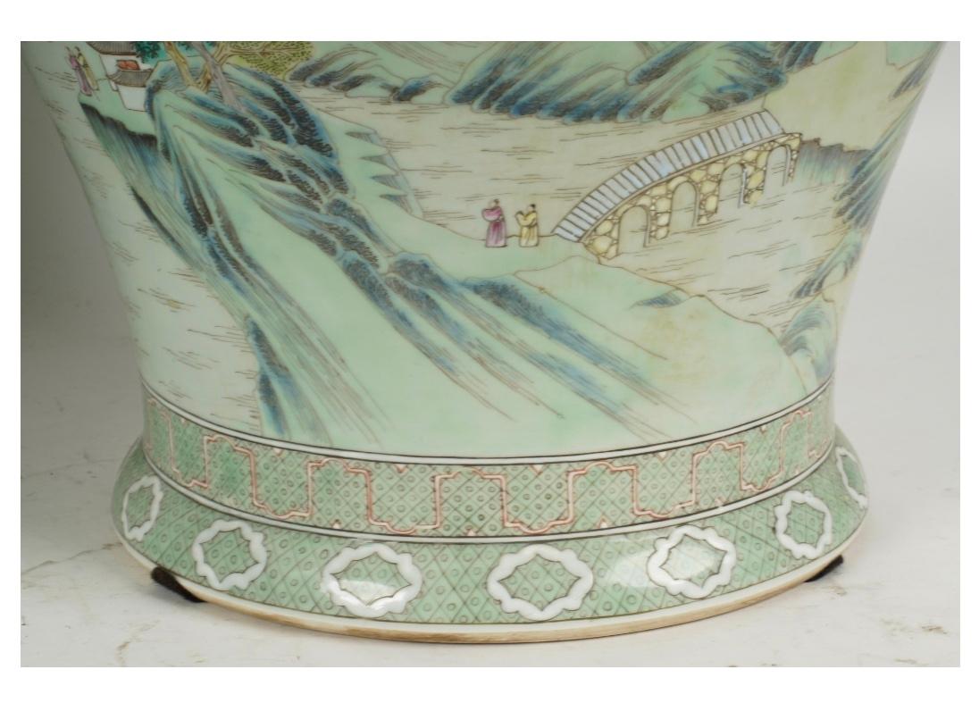 Chinois Paire de pots en porcelaine peints à la main dans le style Qian Jiang Cai en vente