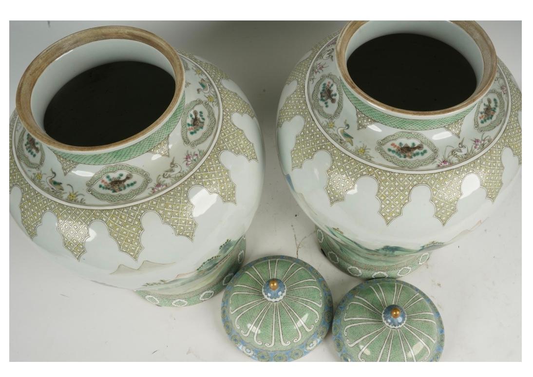 Peint à la main Paire de pots en porcelaine peints à la main dans le style Qian Jiang Cai en vente