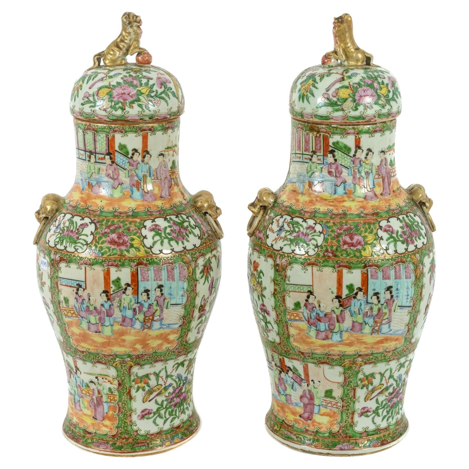 Paire de jarres en porcelaine ""Famille Rose"". Cantón Dynastie Qing Chine 19ème siècle en vente