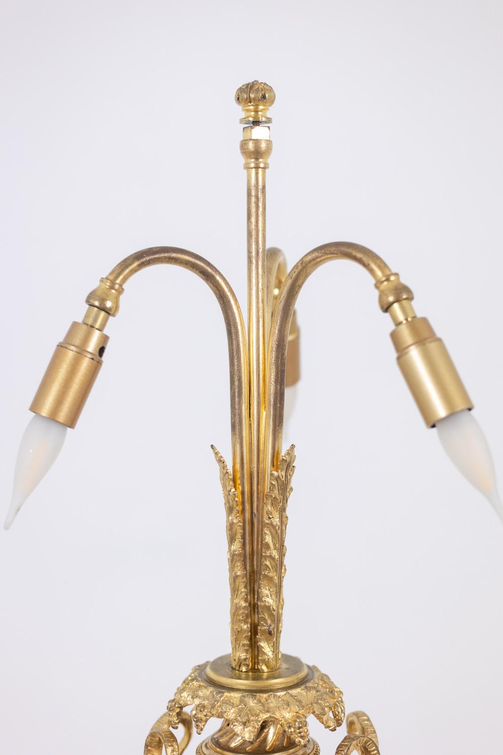 Français Paire de lampes en porcelaine décorées de satyres en bronze. Circa 1880. en vente