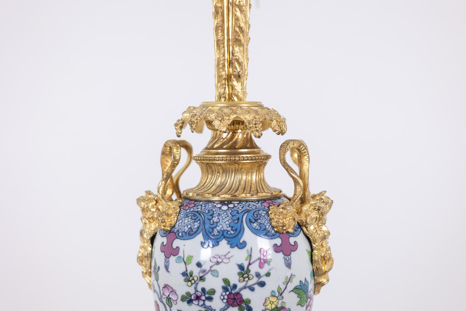 XIXe siècle Paire de lampes en porcelaine décorées de satyres en bronze. Circa 1880. en vente