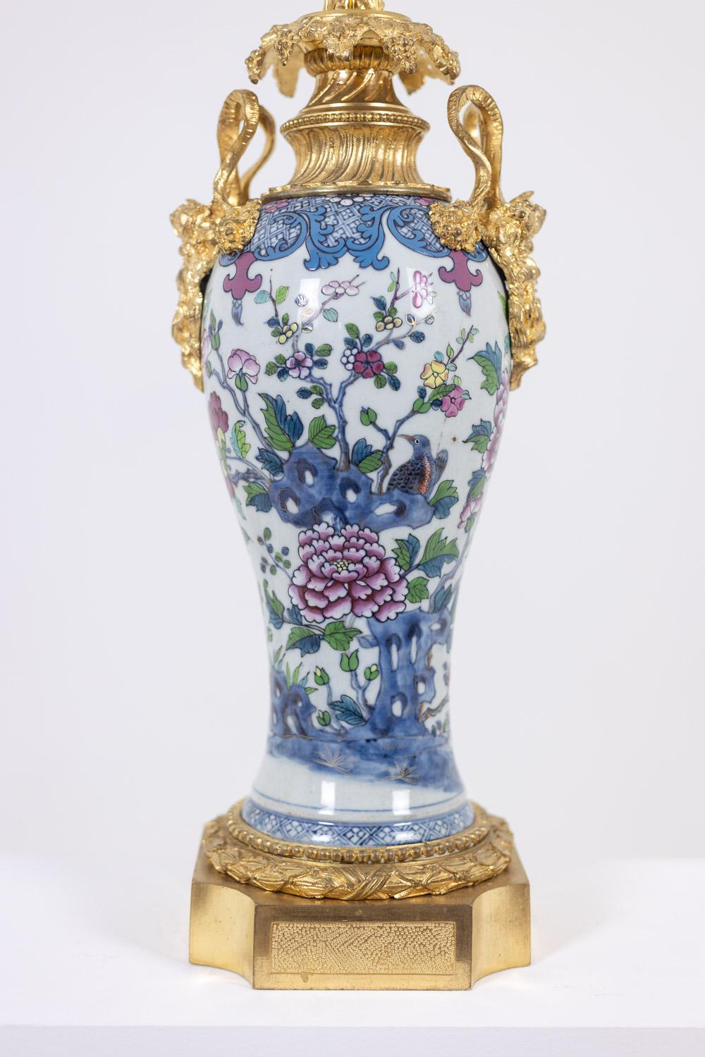 Bronze Paire de lampes en porcelaine décorées de satyres en bronze. Circa 1880. en vente