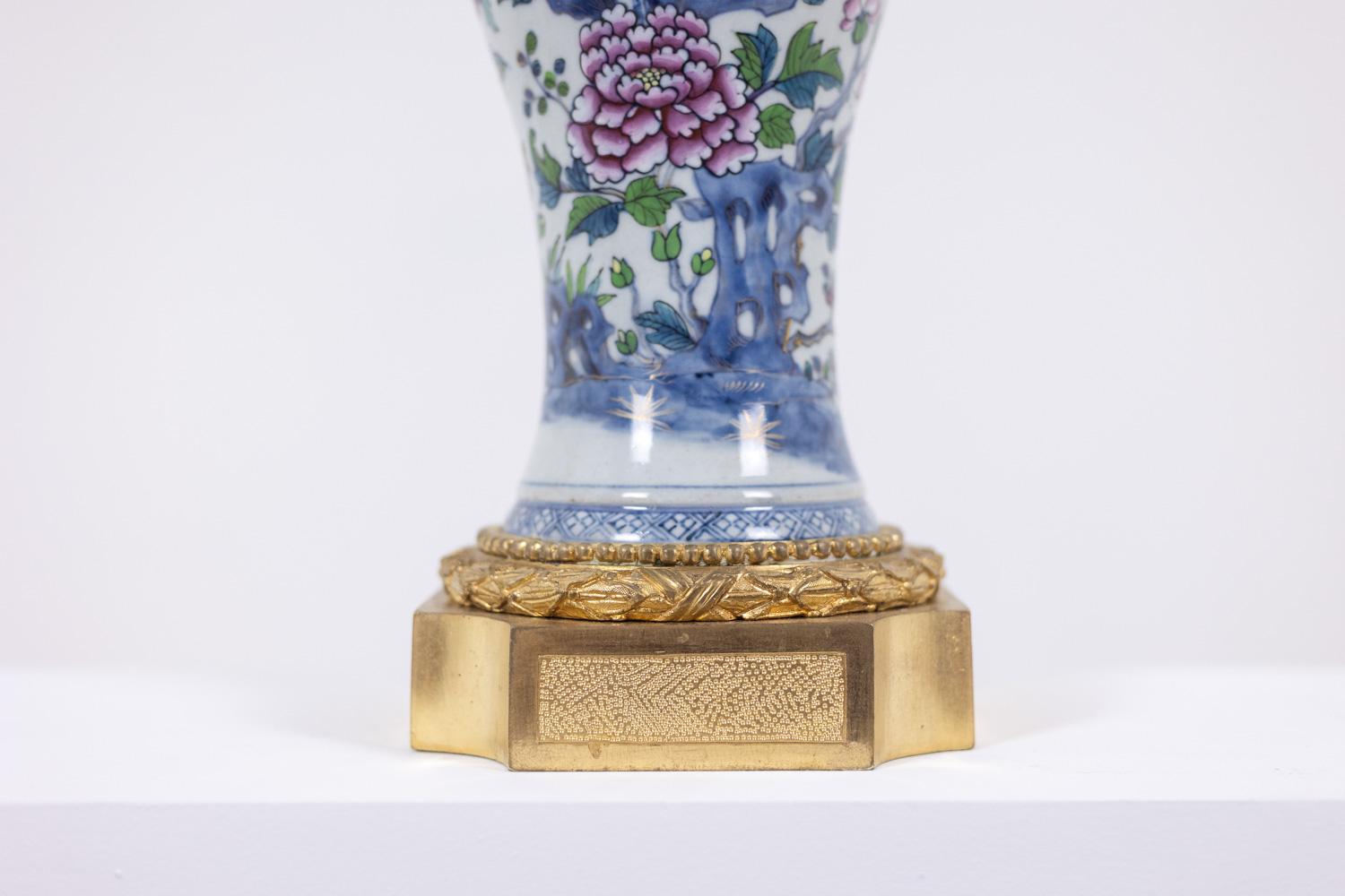 Paire de lampes en porcelaine décorées de satyres en bronze. Circa 1880. en vente 1