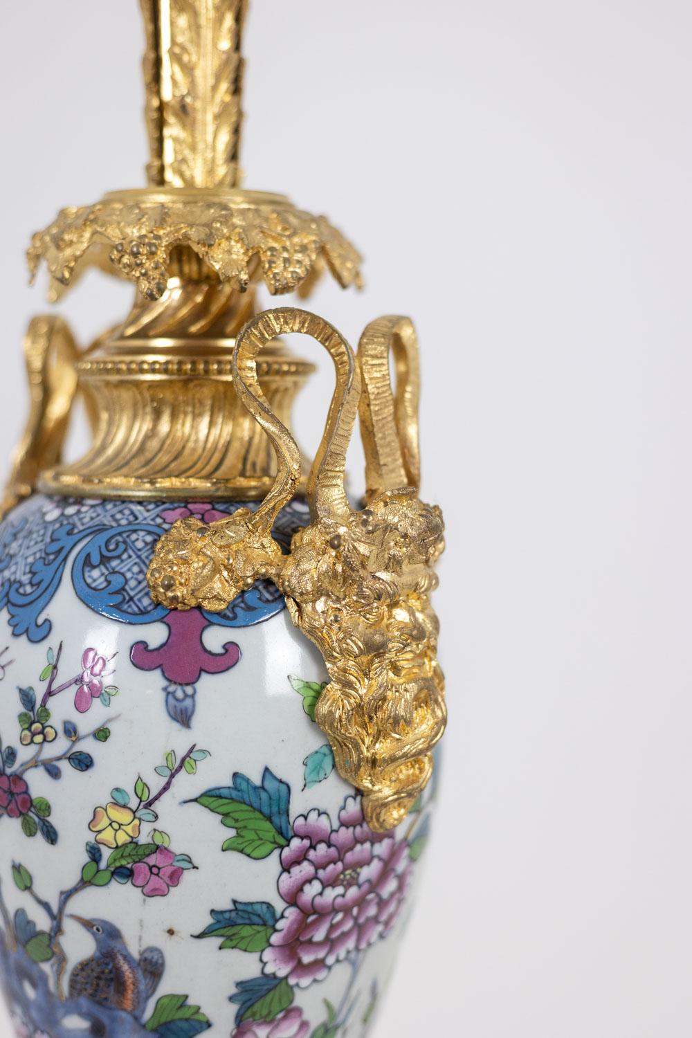Paire de lampes en porcelaine décorées de satyres en bronze. Circa 1880. en vente 2