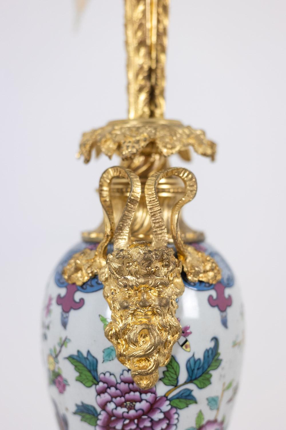 Paire de lampes en porcelaine décorées de satyres en bronze. Circa 1880. en vente 3