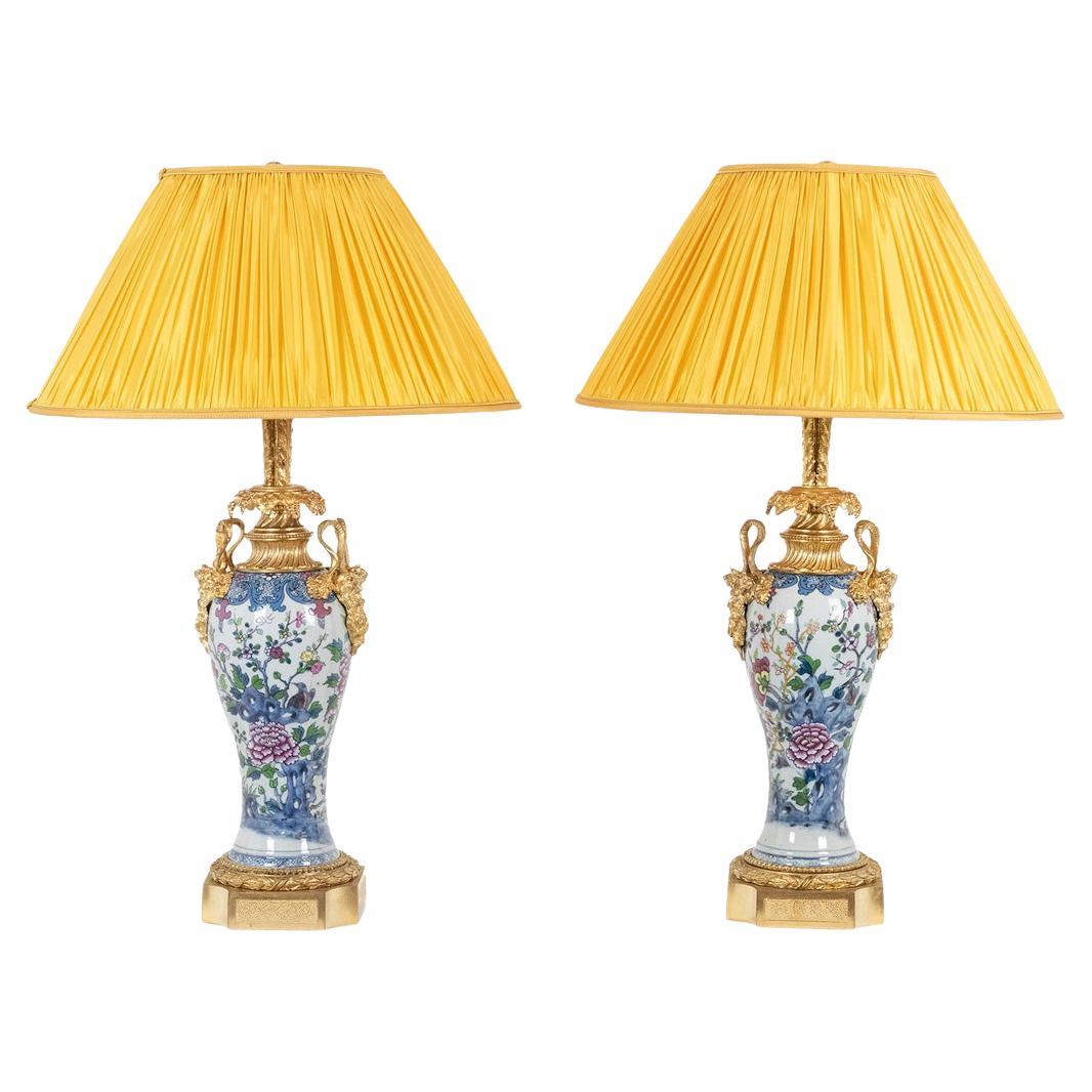 Paire de lampes en porcelaine décorées de satyres en bronze. Circa 1880. en vente