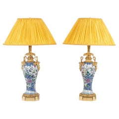 Paar Porzellanlampen, dekoriert mit bronzenen Satyrn. Um 1880.