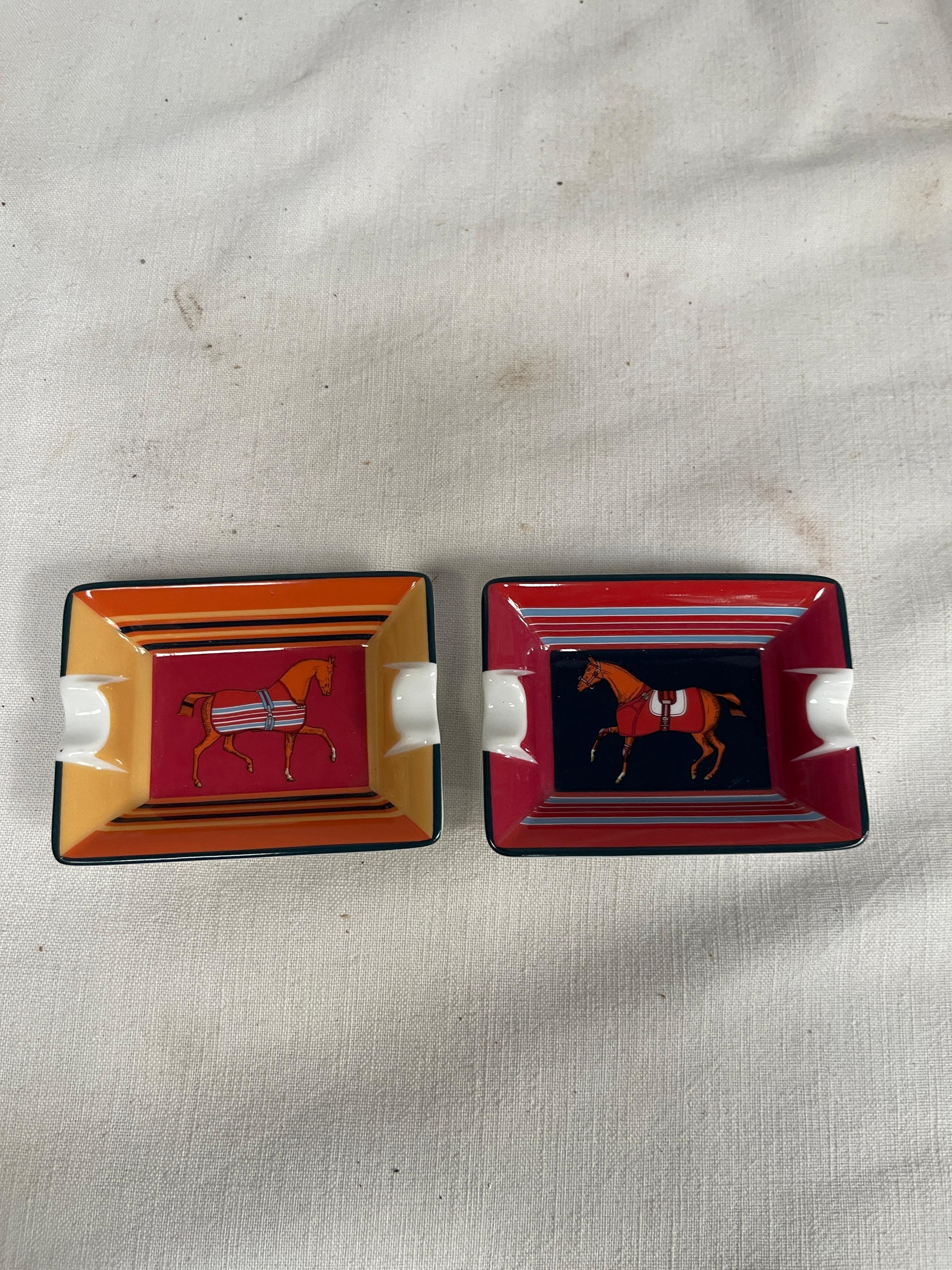 Francese Coppia di mini posacenere in porcellana di Hermès in vendita