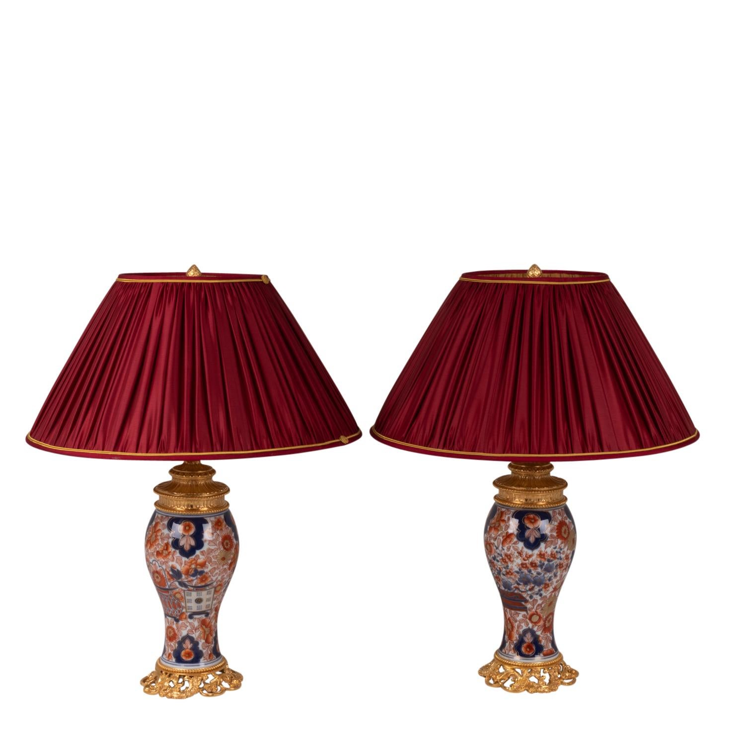 Pair of Bayeux porcelain and gilt bronze lamps. Base of the circular and openwork frame.

French work realized circa 1880.

New and functional electrical system!

The price indicated does not include that of the lampshade. However, our