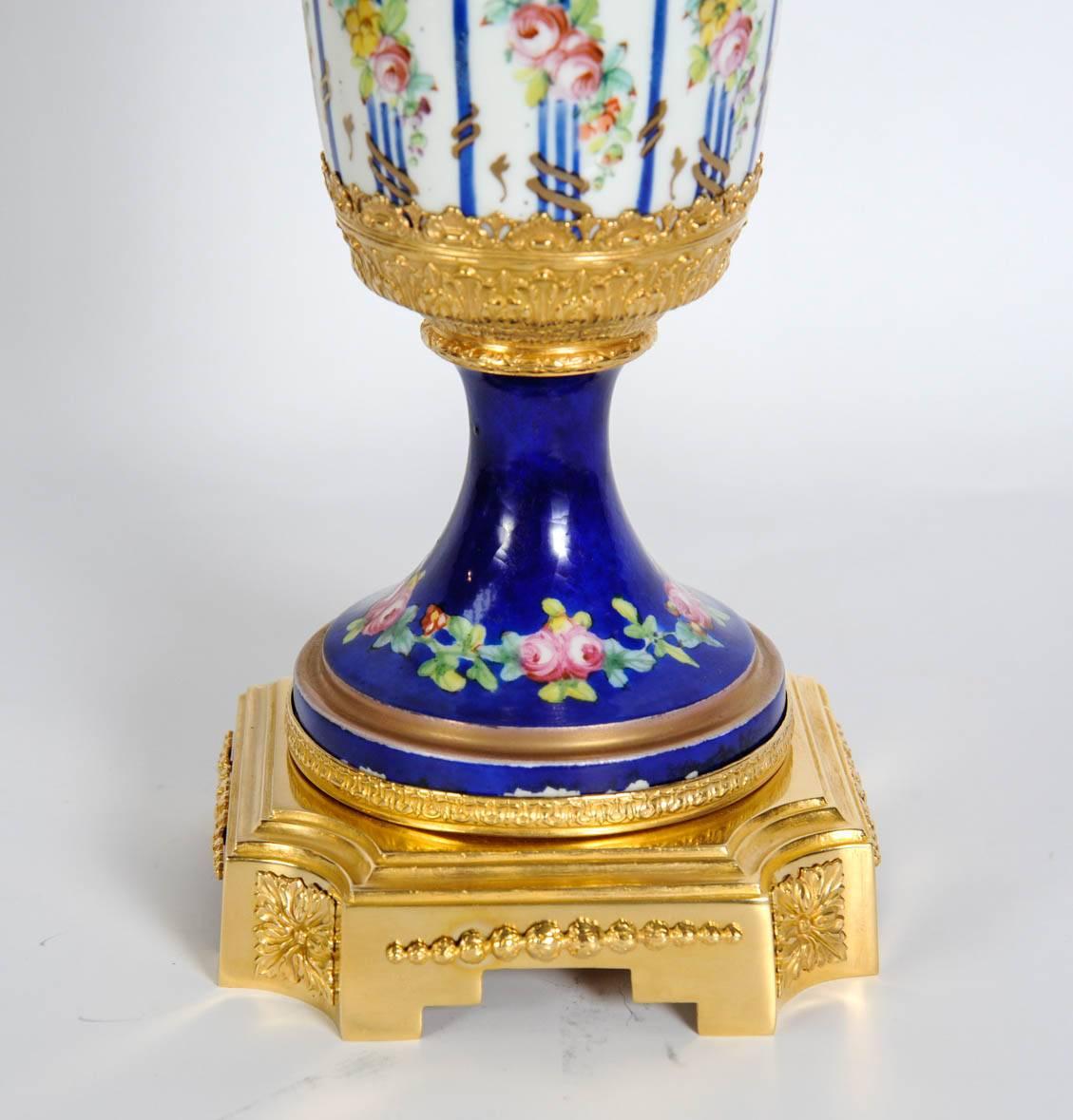 Pair of Porcelain of Sèvres Vases In Excellent Condition For Sale In Paris, FR