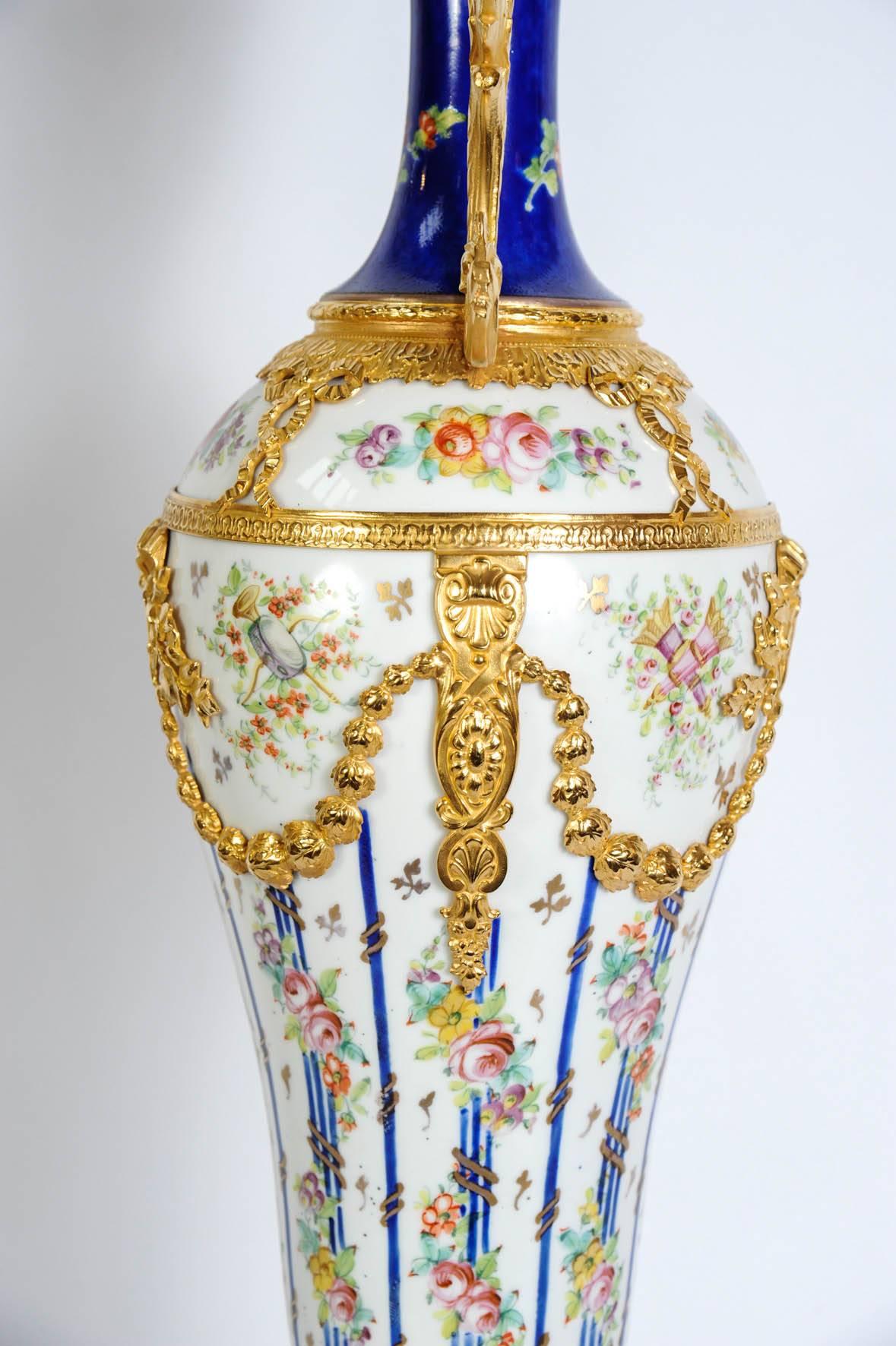 Mid-19th Century Pair of Porcelain of Sèvres Vases For Sale