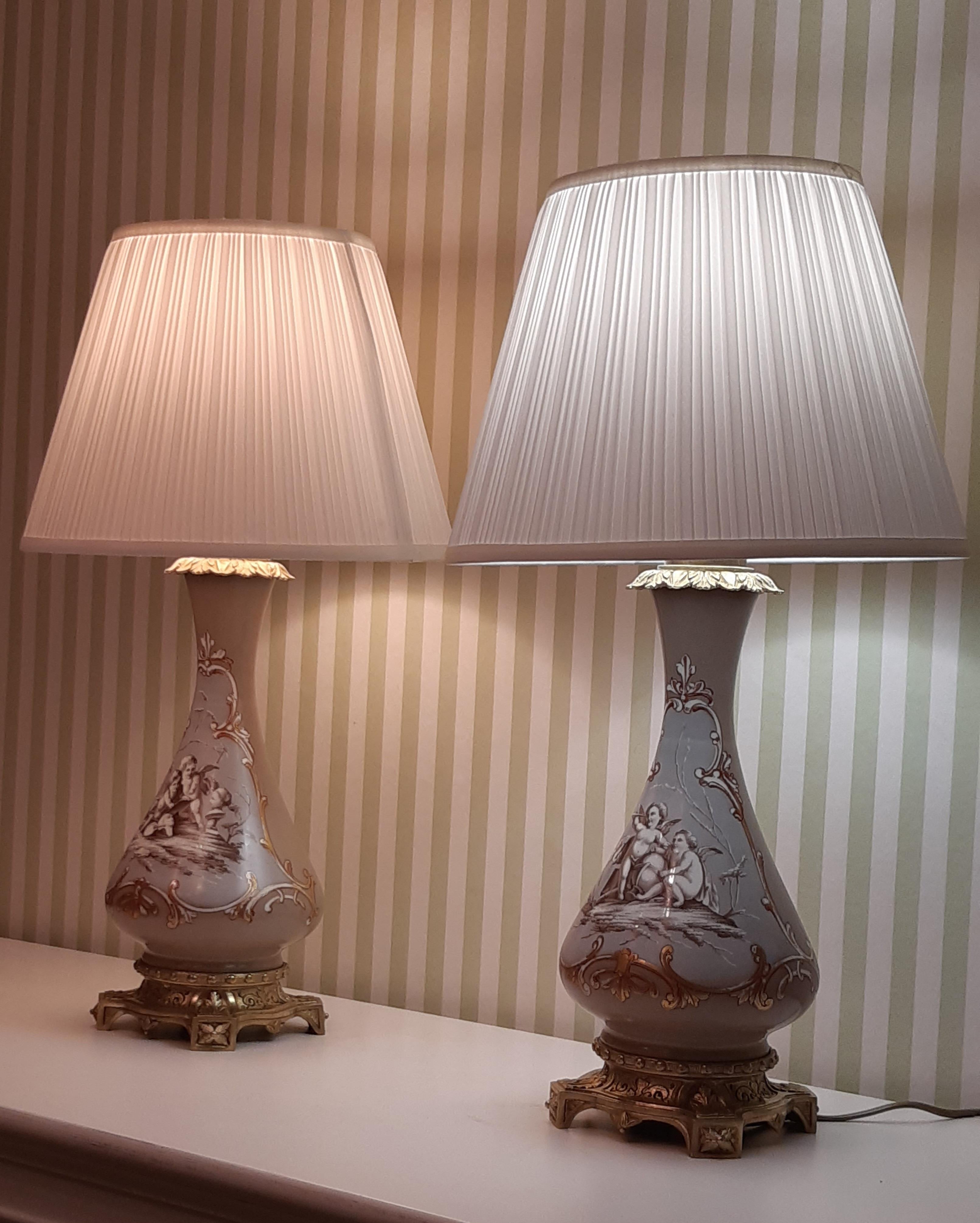 Very nice pair of kerosene lamps, mounted on bronze feet, porcelain reservoirs decorated with cupids and polychrome flowers.
Newly electrified and restored by our workshop.