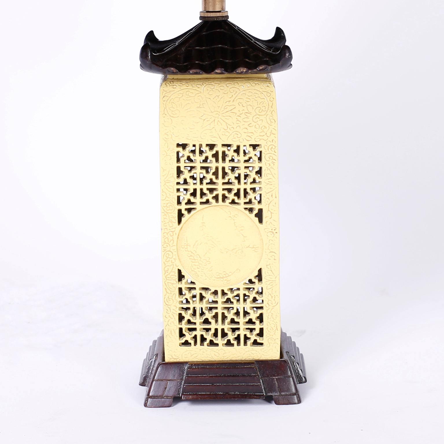 Art déco Paire de lampes de table pagode en porcelaine en vente