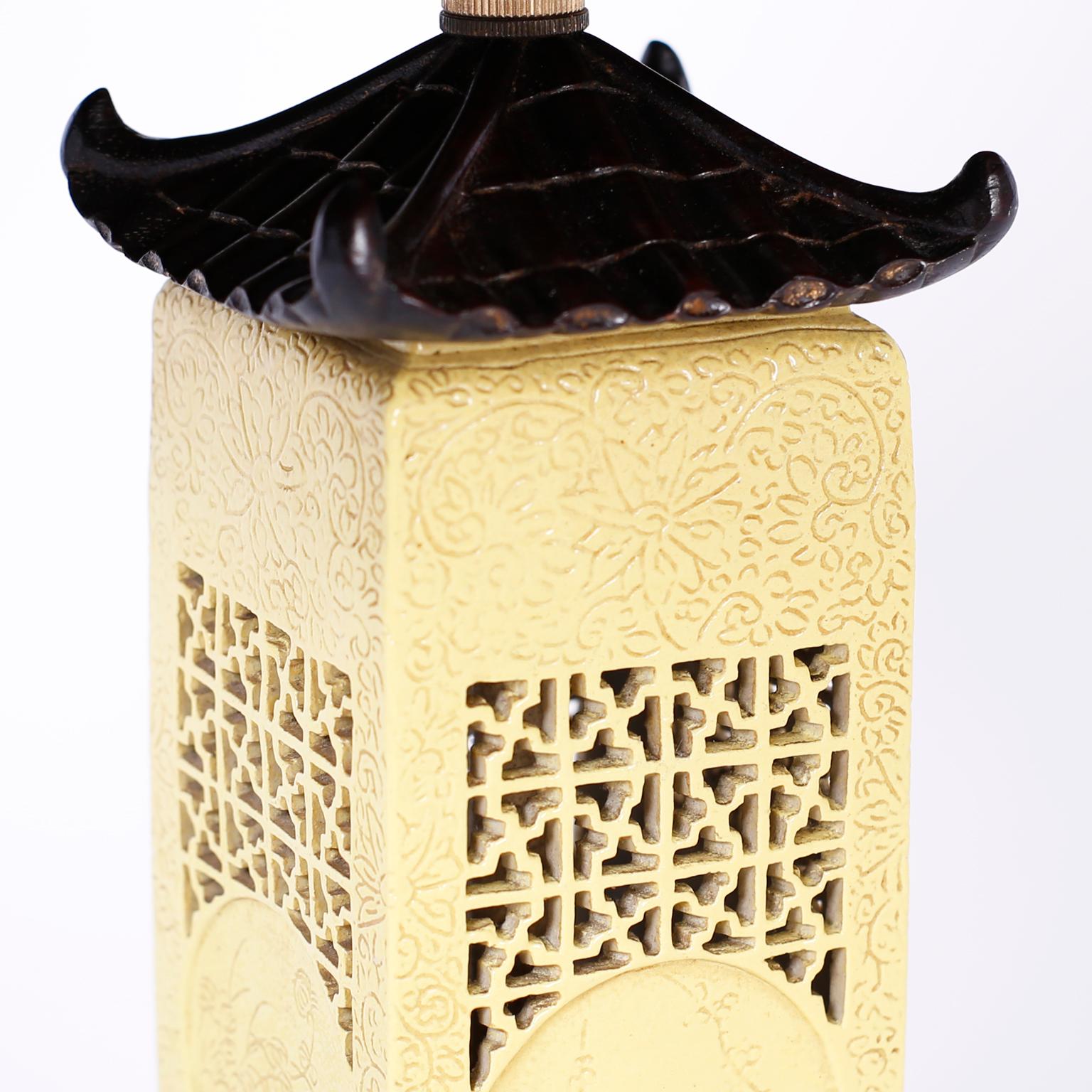 Chinois Paire de lampes de table pagode en porcelaine en vente