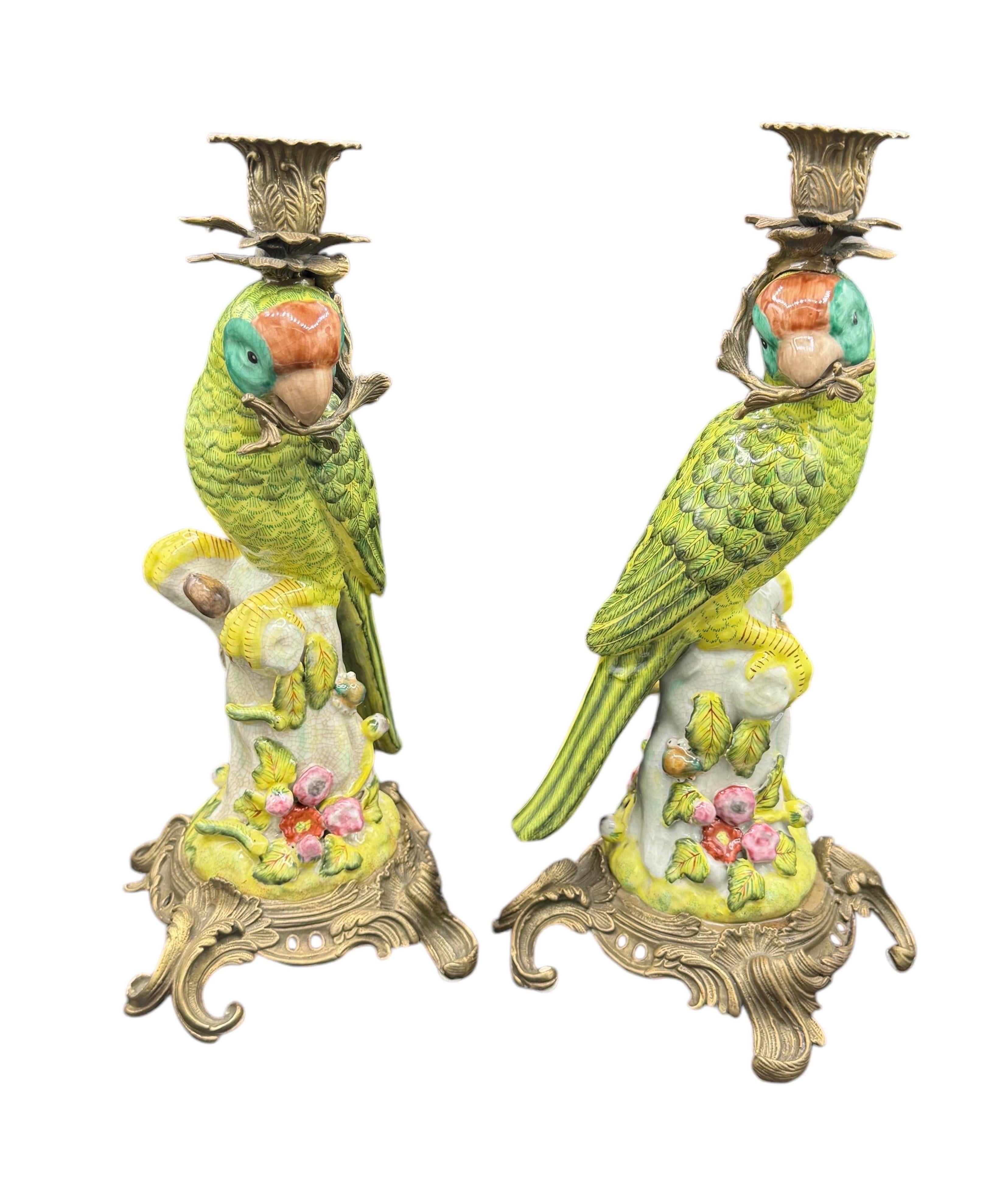 Paar Porzellan-Papageien-Kerzenständer (Chinoiserie)