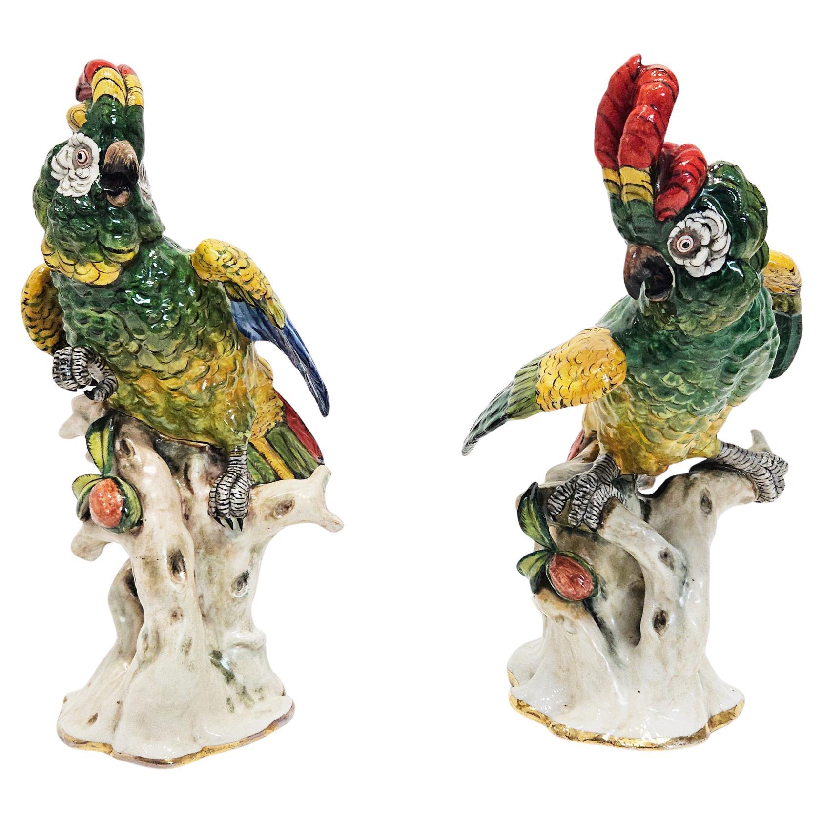 Una pareja muy colorida y dinámica de loros o cacatúas de porcelana posados en tocones de árboles, fabricados en Alemania al estilo de Meissen c. 1920.

Hay una energía fantástica entre los dos pájaros, casi puedes oír cómo se llaman. Están