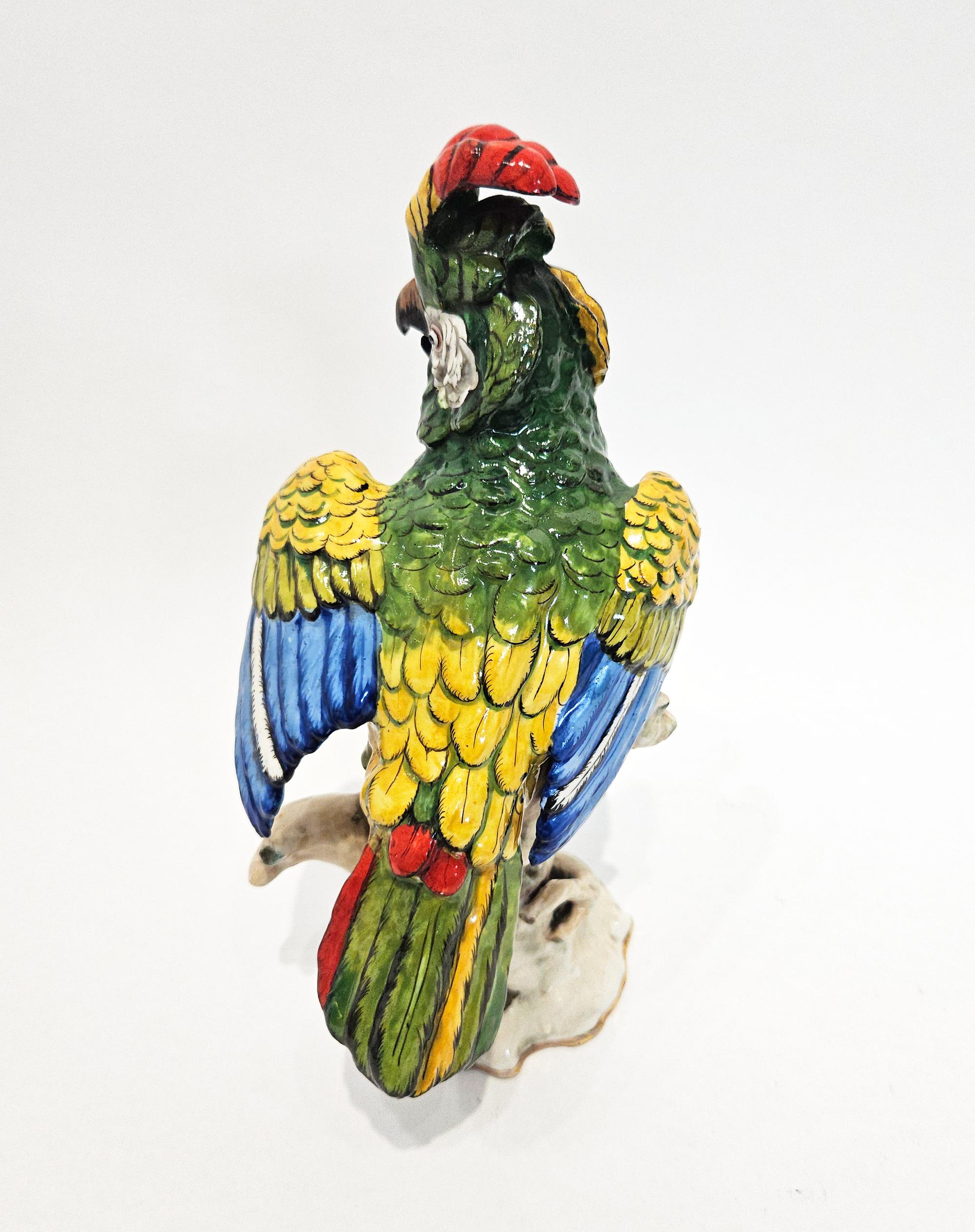 Pareja de loros / cacatúas de porcelana, estilo Meissen, Alemania, c. 1920 siglo XX en venta