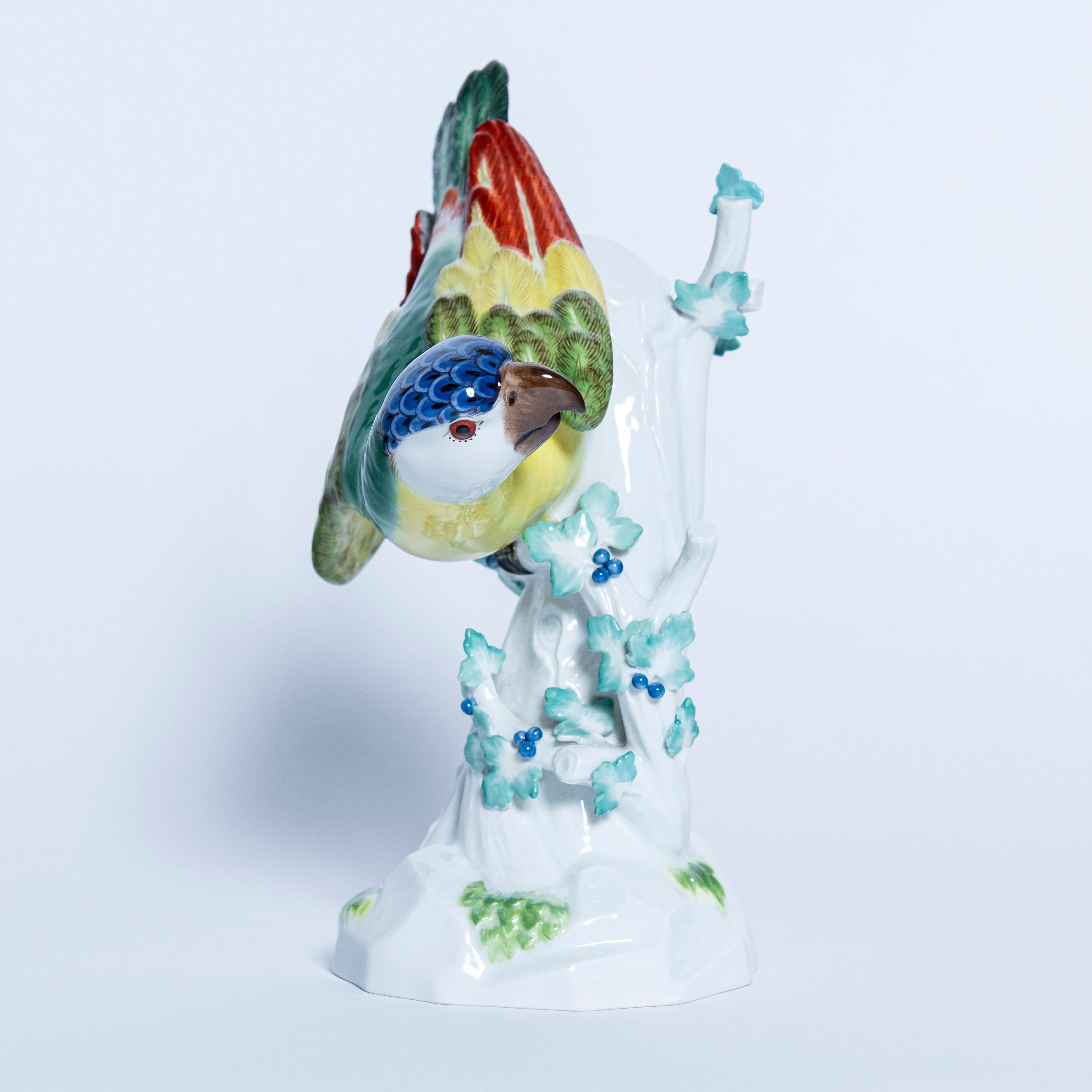 Belle Époque Pair of Porcelain Parrots Signed Meissen, Germany, Early 20th Century For Sale