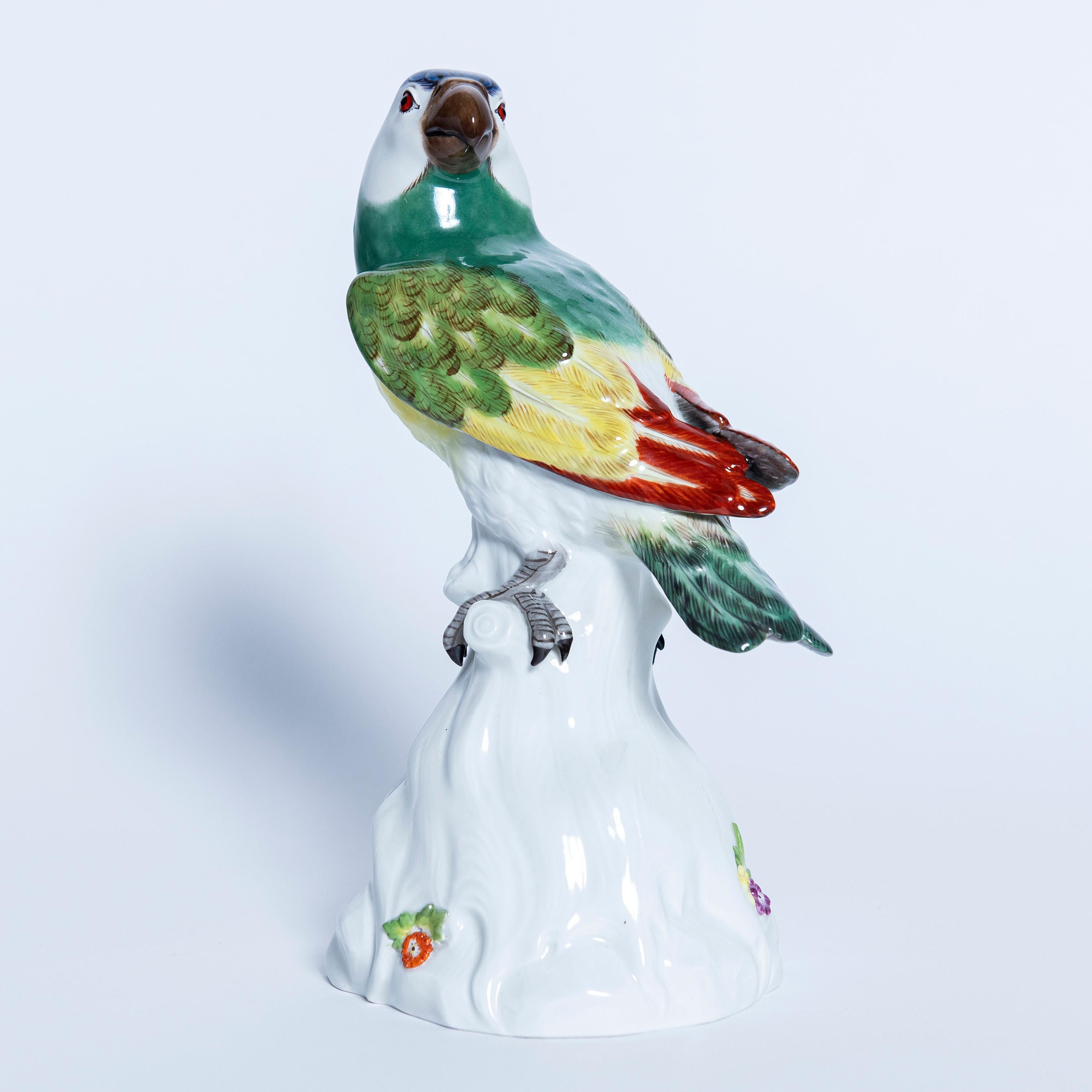 Belle Époque Pair of Porcelain Parrots Signed Meissen, Germany, Early 20th Century For Sale