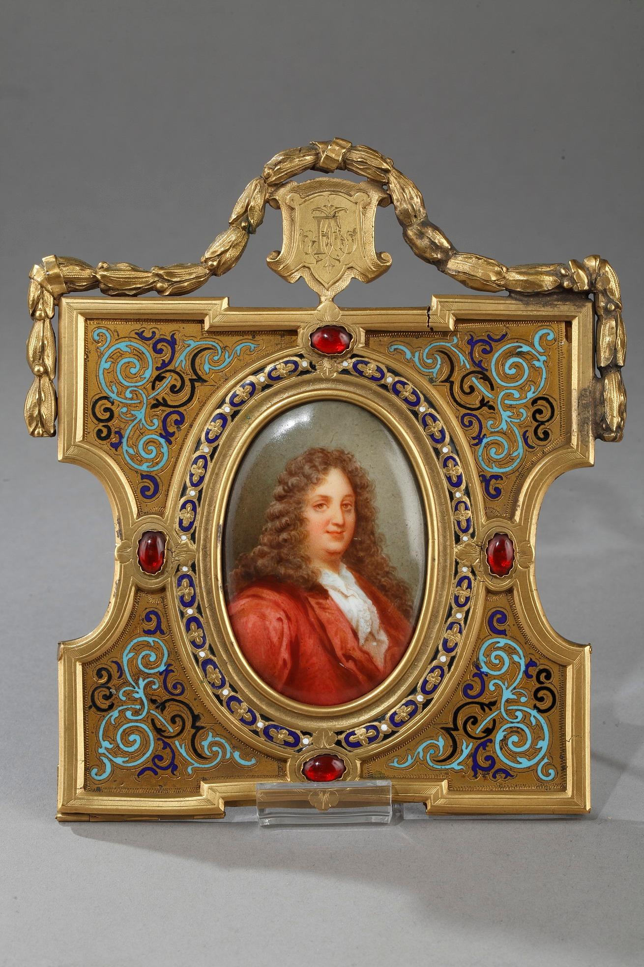 Pair of porcelain and enamelled portraits featuring a man and a woman of the 17th century. It is most likely a portrait of Louis XIV and Maria Theresa of Austria. The two porcelain medallions are set in a scalloped bronze frame. Each frame is