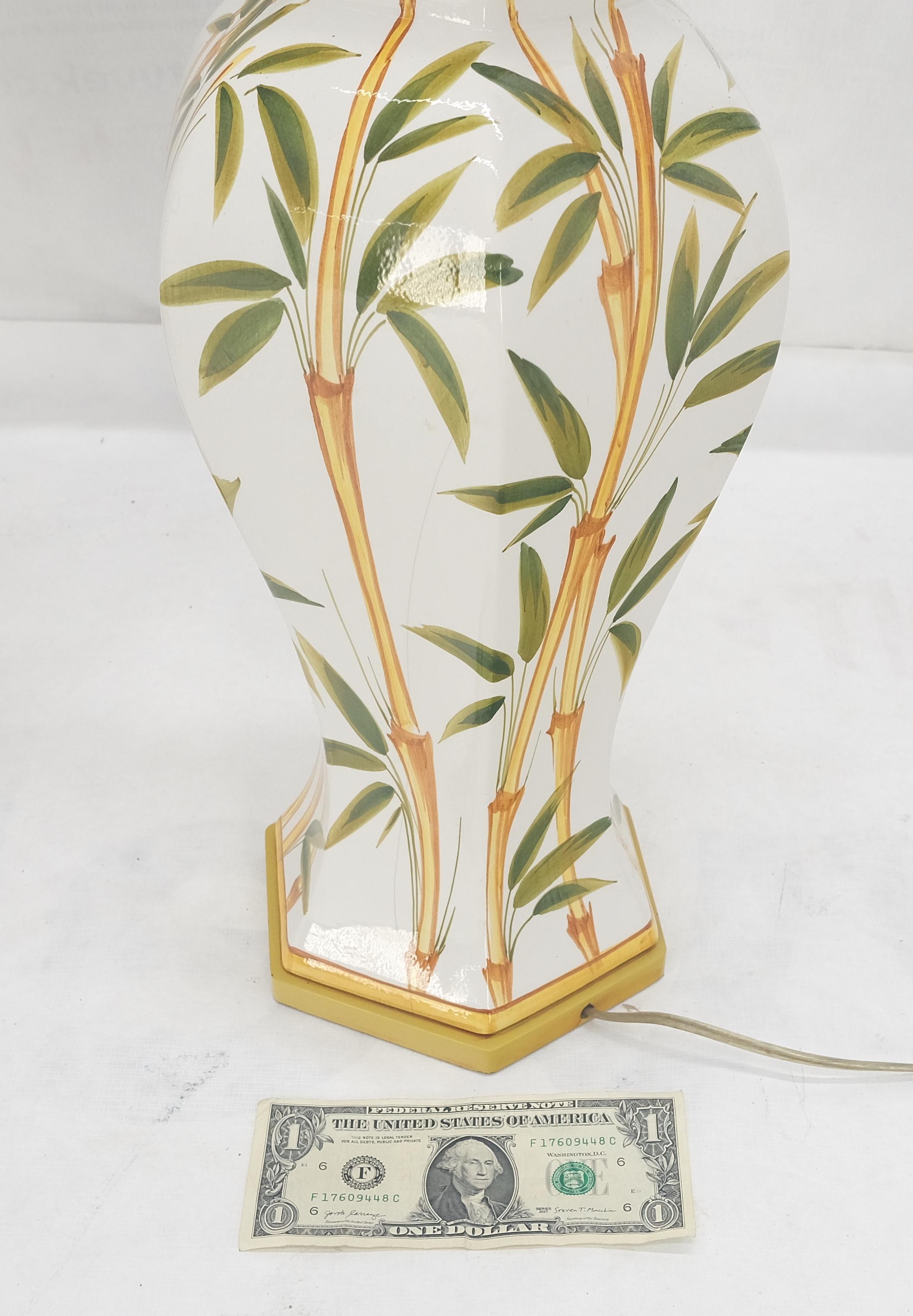 Paire de lampes en forme d'oignon en porcelaine, céramique à base hexagonale et motif bambou en vente 2