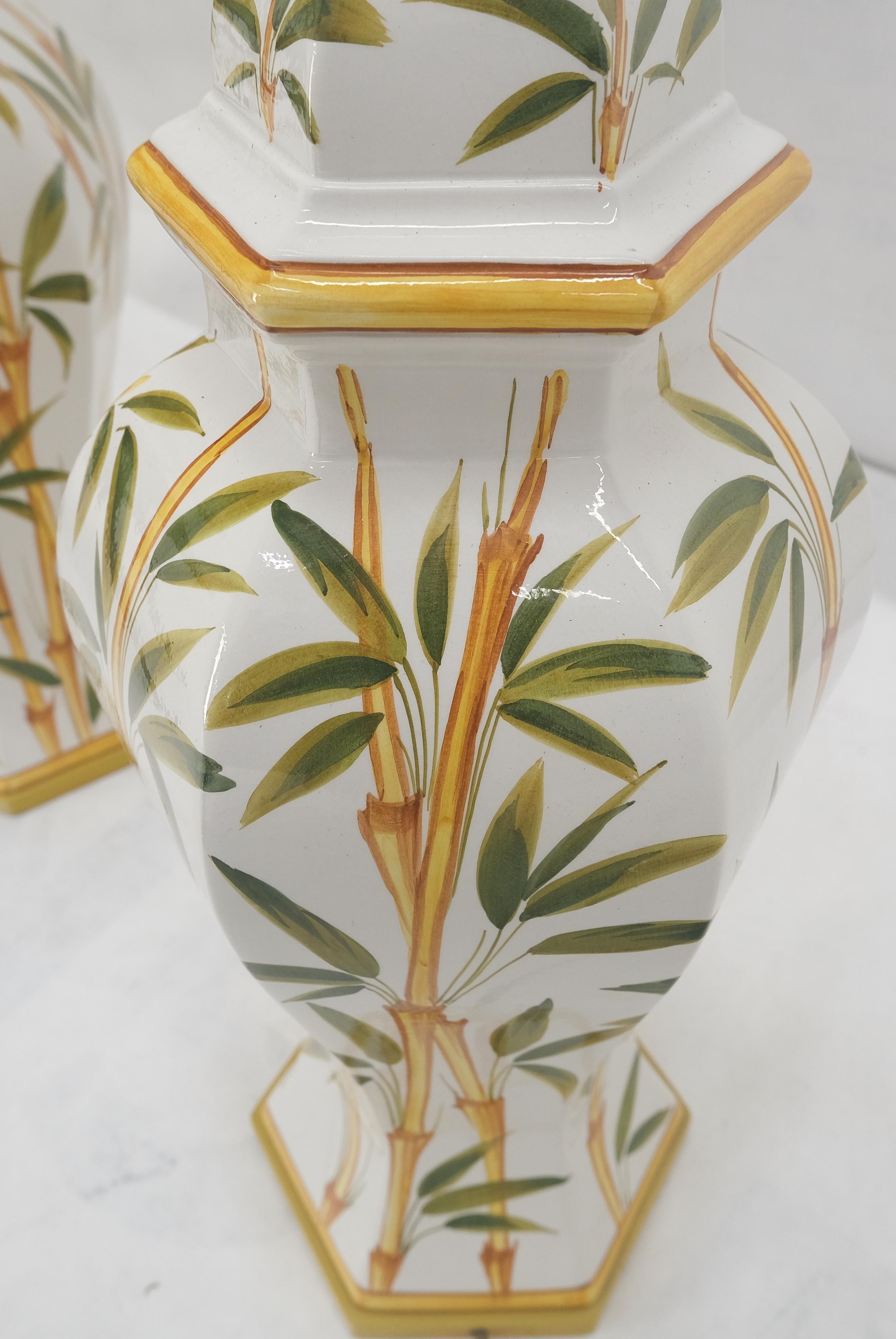 Paire de lampes en forme d'oignon en porcelaine, céramique à base hexagonale et motif bambou en vente 5