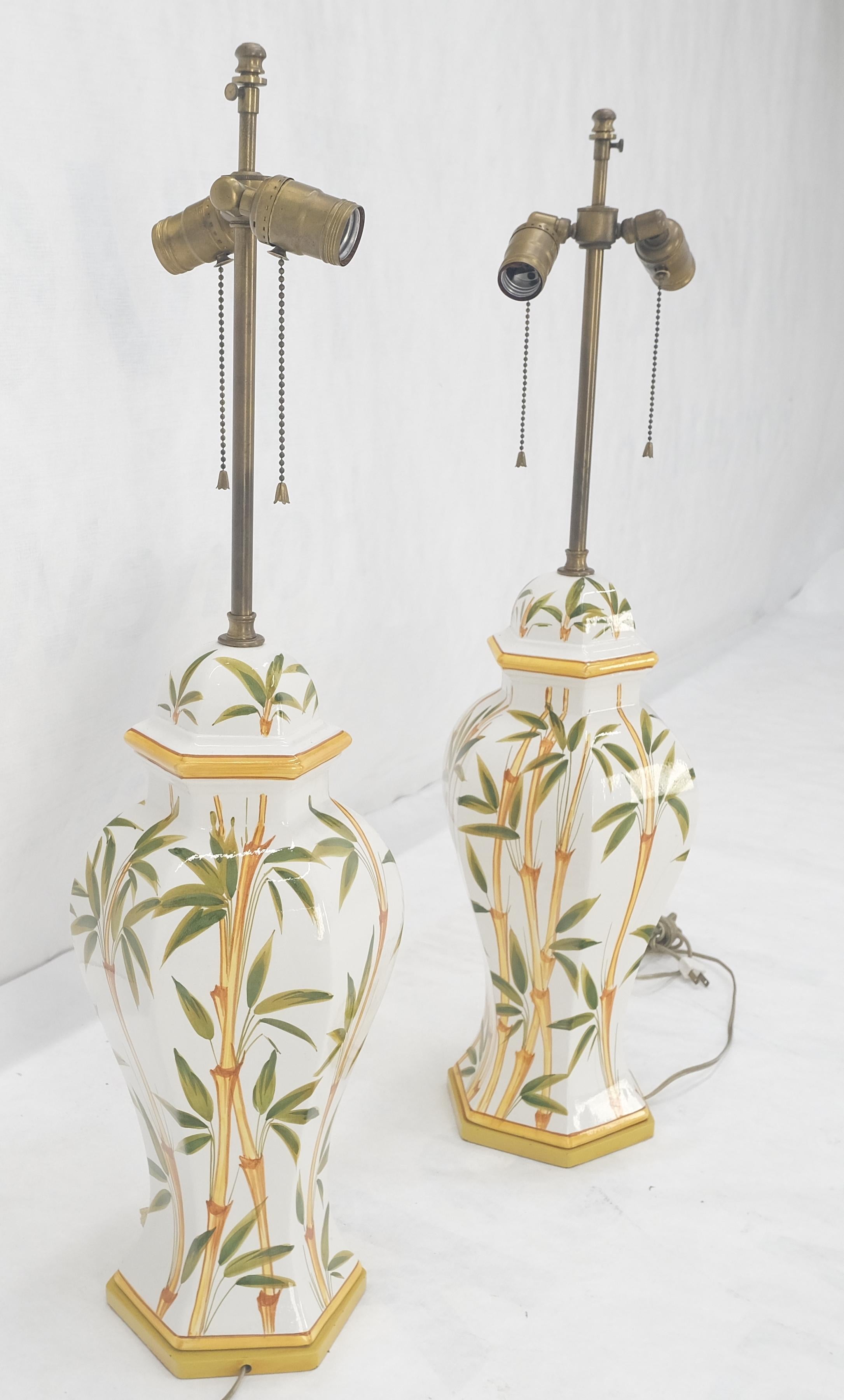 Paire de lampes en forme d'oignon en porcelaine, céramique à base hexagonale et motif bambou 

