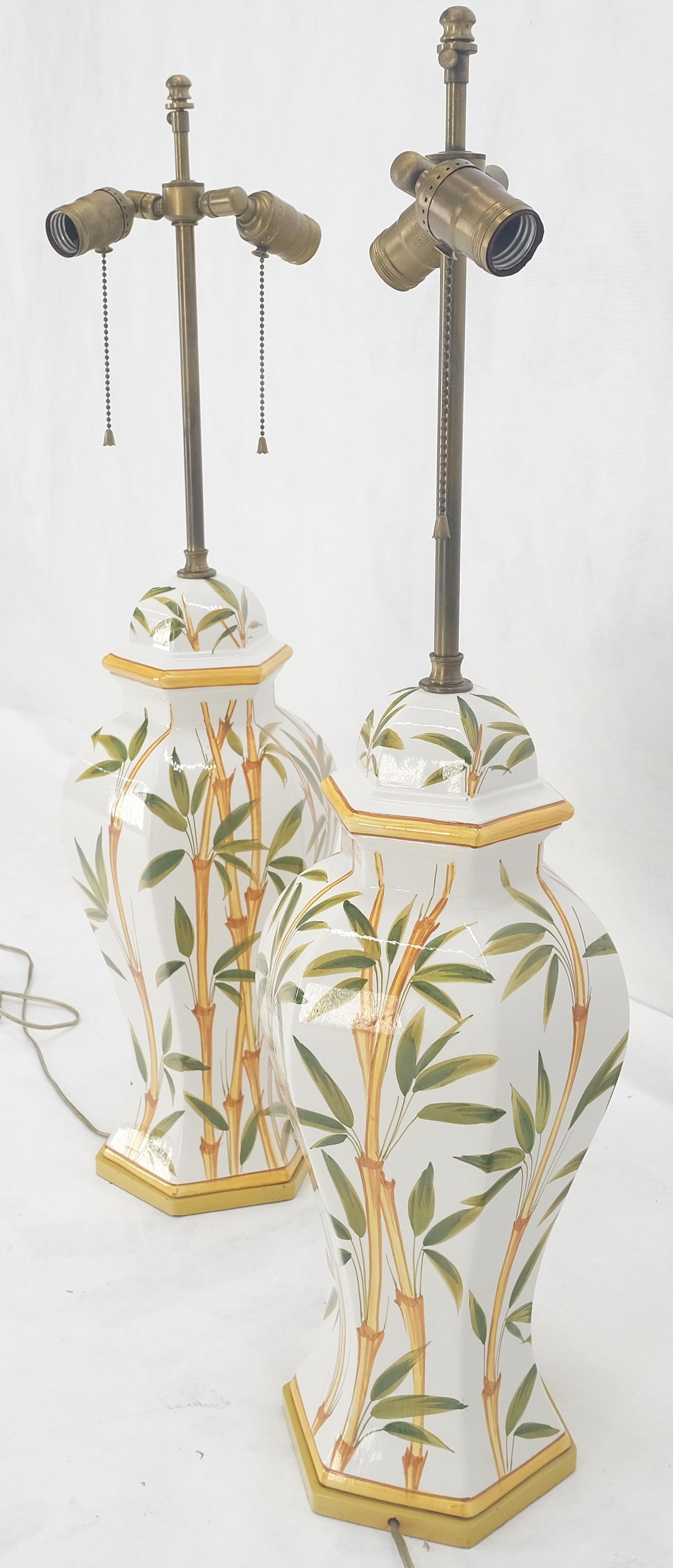 Mid-Century Modern Paire de lampes en forme d'oignon en porcelaine, céramique à base hexagonale et motif bambou en vente