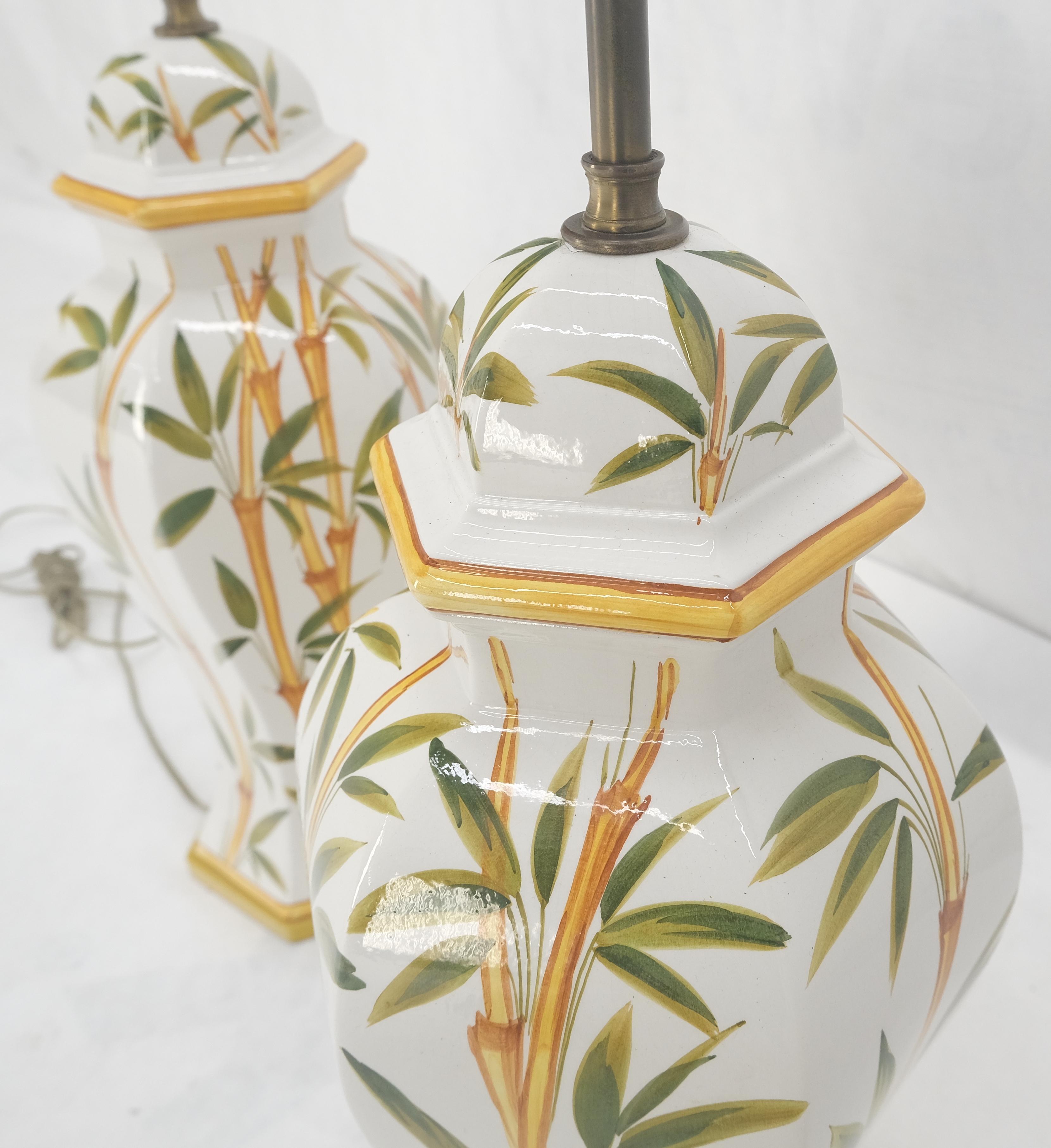 Américain Paire de lampes en forme d'oignon en porcelaine, céramique à base hexagonale et motif bambou en vente