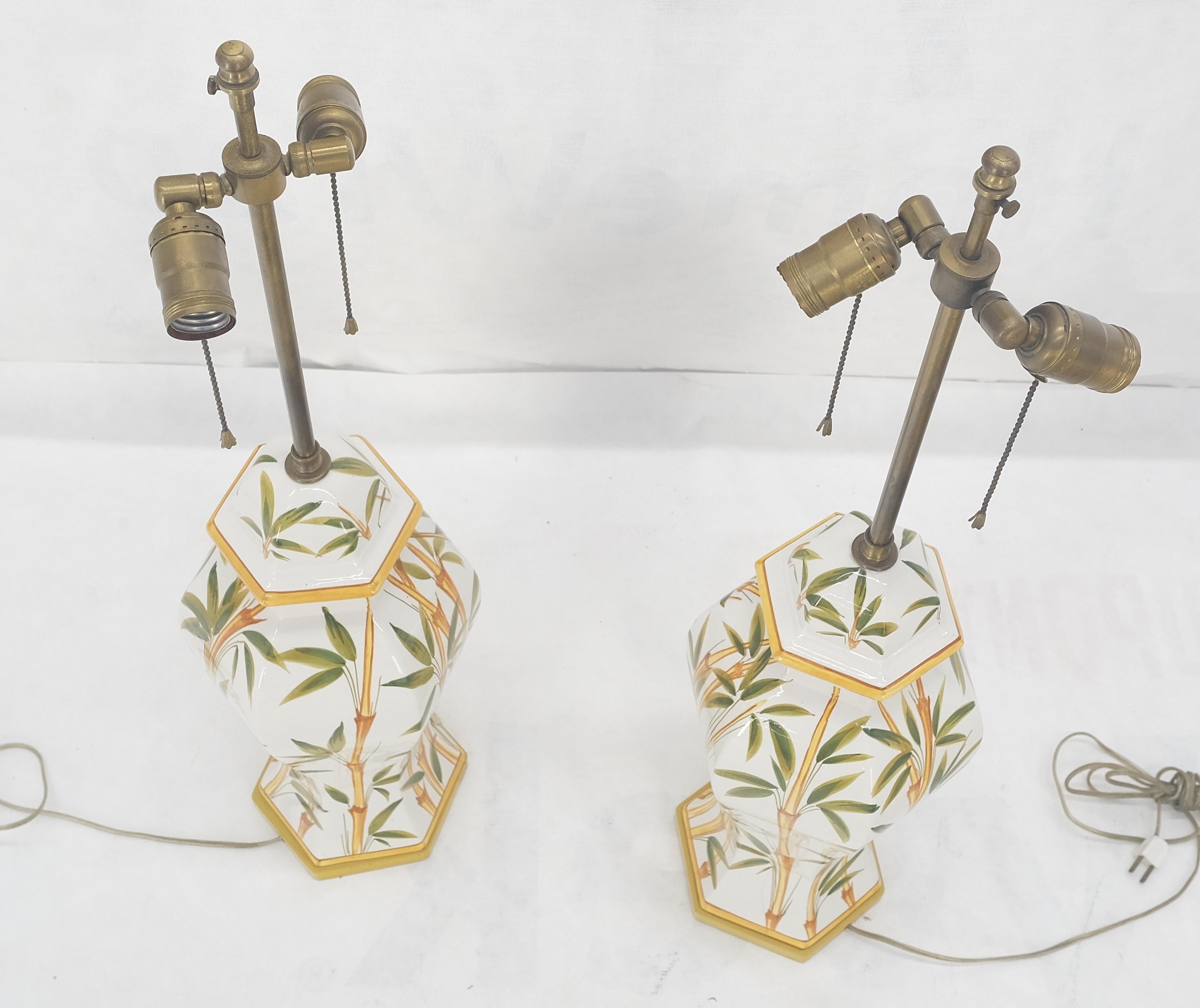 Paire de lampes en forme d'oignon en porcelaine, céramique à base hexagonale et motif bambou Bon état - En vente à Rockaway, NJ