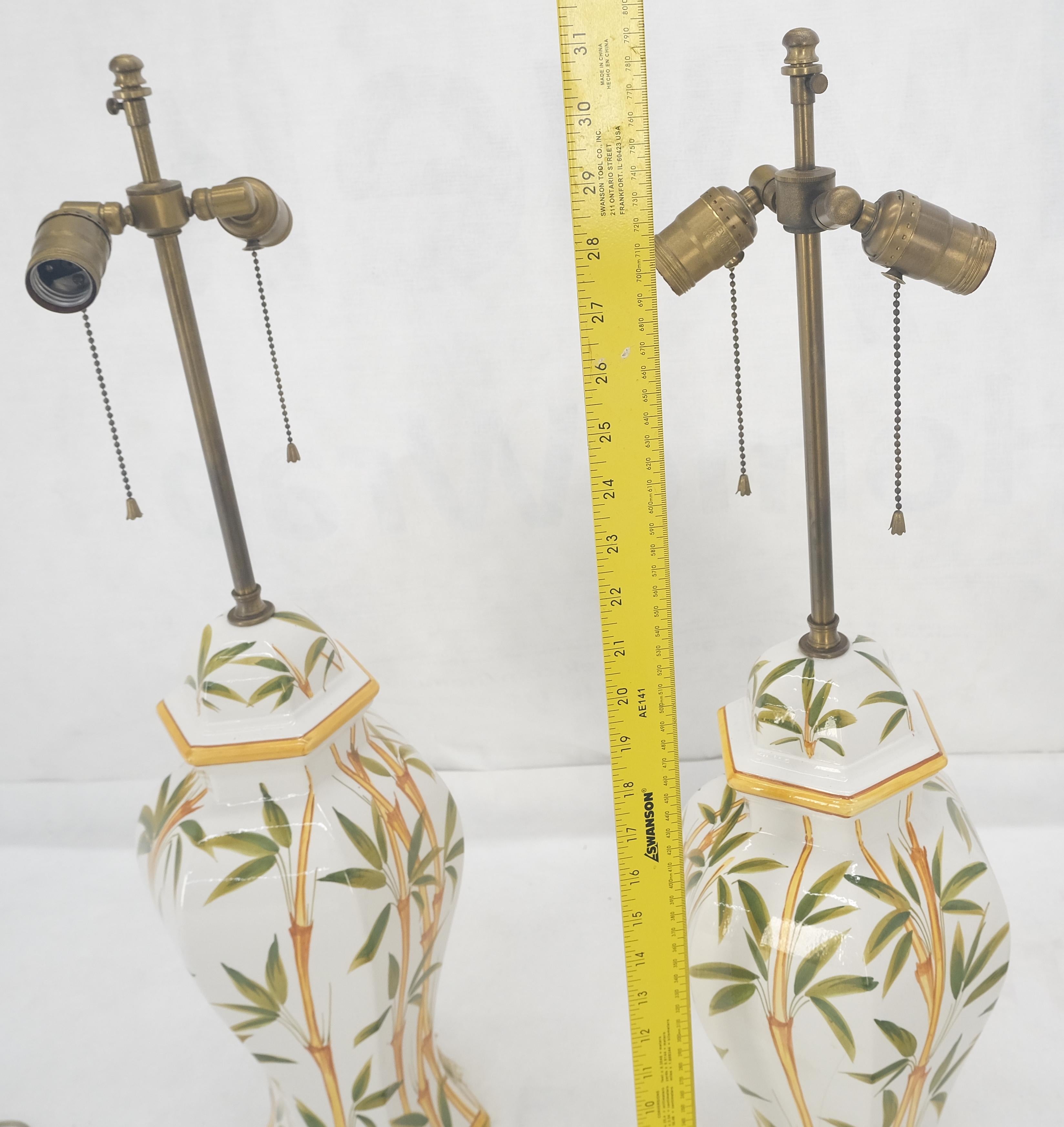 20ième siècle Paire de lampes en forme d'oignon en porcelaine, céramique à base hexagonale et motif bambou en vente