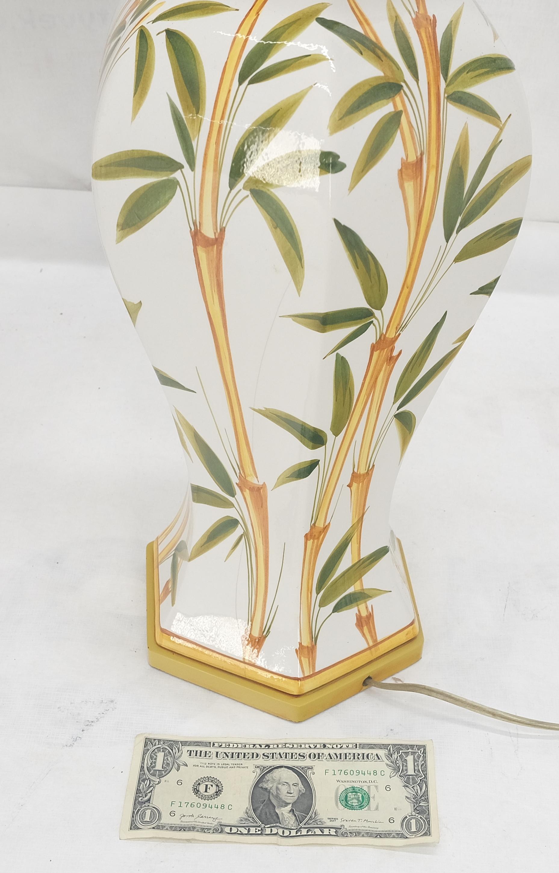 Paire de lampes en forme d'oignon en porcelaine, céramique à base hexagonale et motif bambou en vente 1