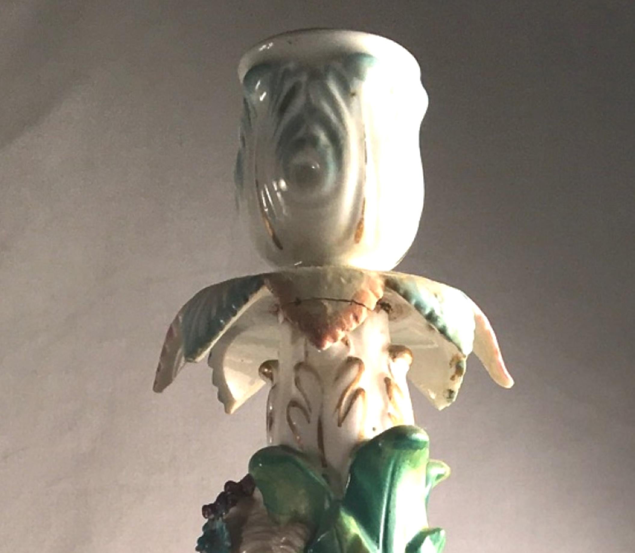 Coppia di candelieri figurati in stile rococò in porcellana, 1850 ca. in vendita 9