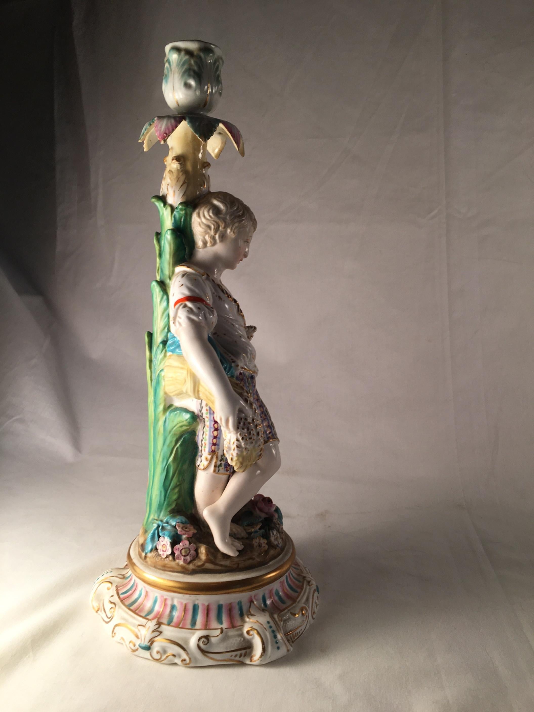 XIXe siècle Paire de bougeoirs figuratifs en porcelaine de style rococo, vers 1850 en vente