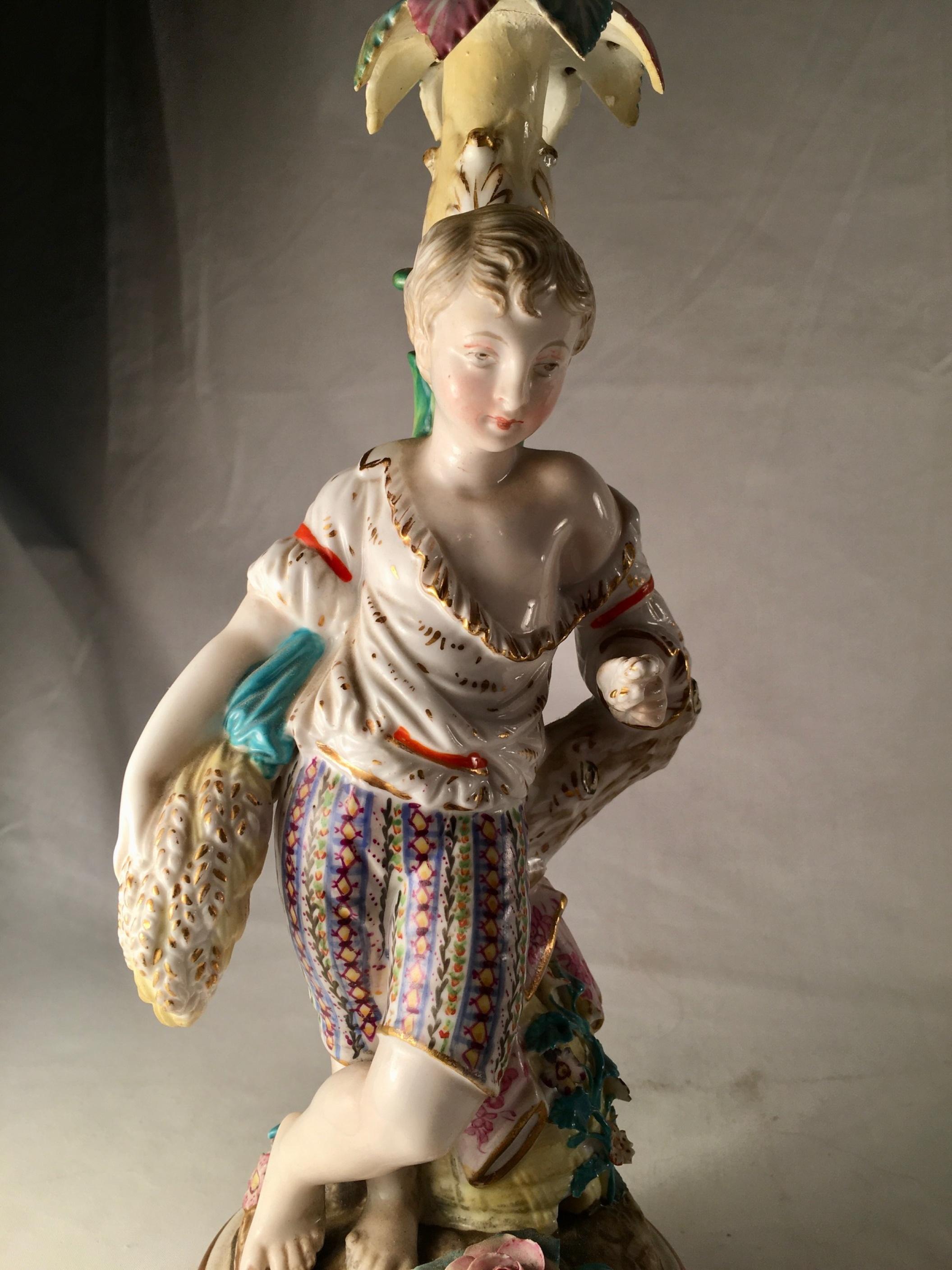 Coppia di candelieri figurati in stile rococò in porcellana, 1850 ca. in vendita 1