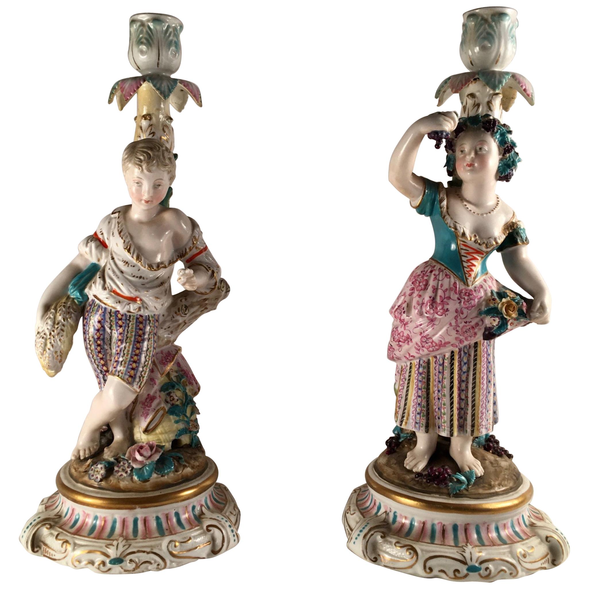 Paire de bougeoirs figuratifs en porcelaine de style rococo, vers 1850 en vente