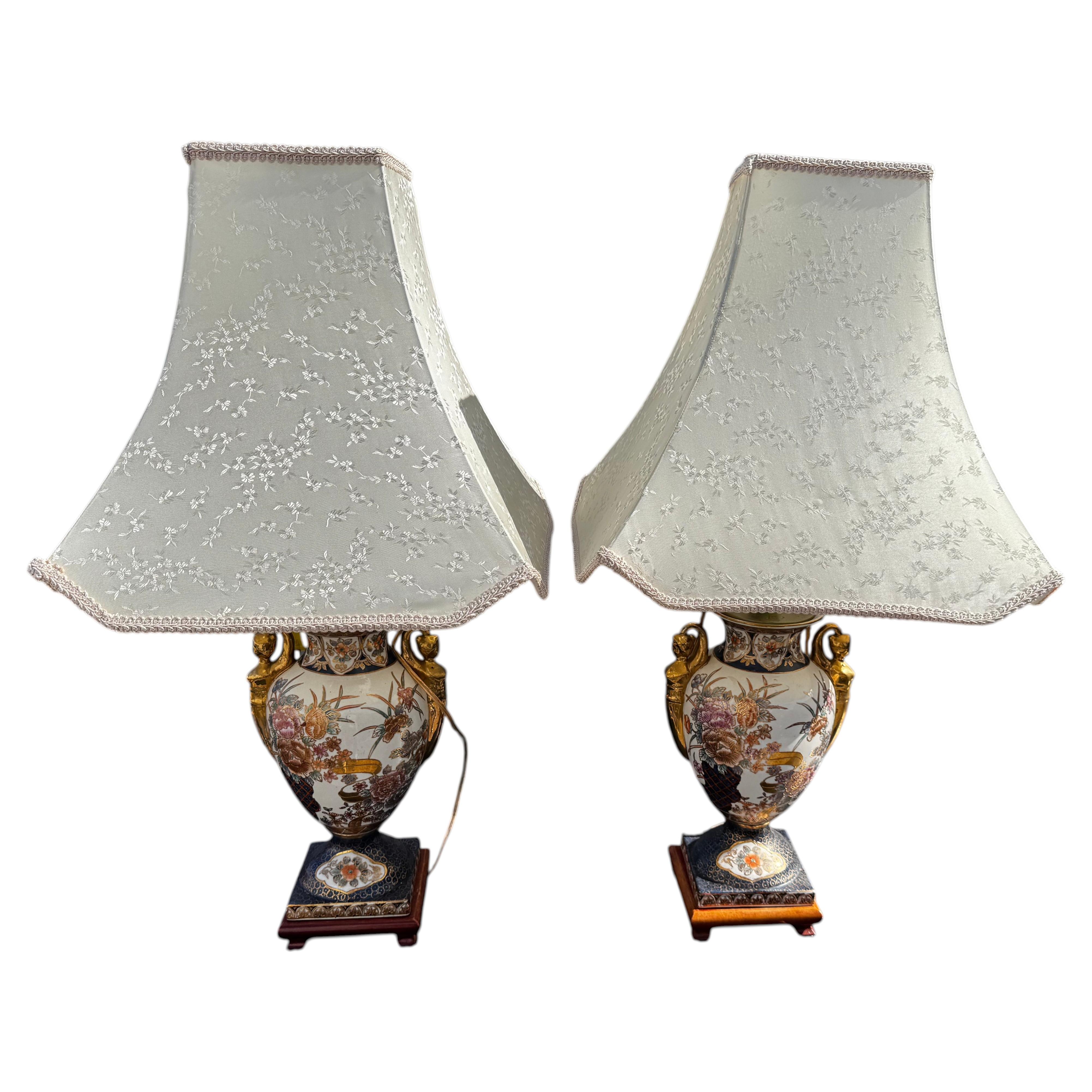 Paire de lampes de table en porcelaine de style Satsuma avec accents dorés sur pied en bois