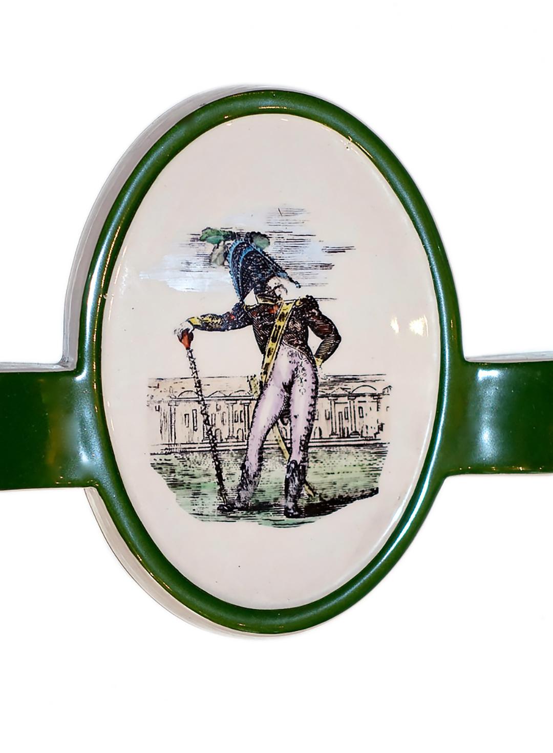 Paire d'appliques en porcelaine française des années 1940 avec des soldats représentés sur les plaques de fond, des abat-jour en verre et une patine originale.

Mesures :
Hauteur 9