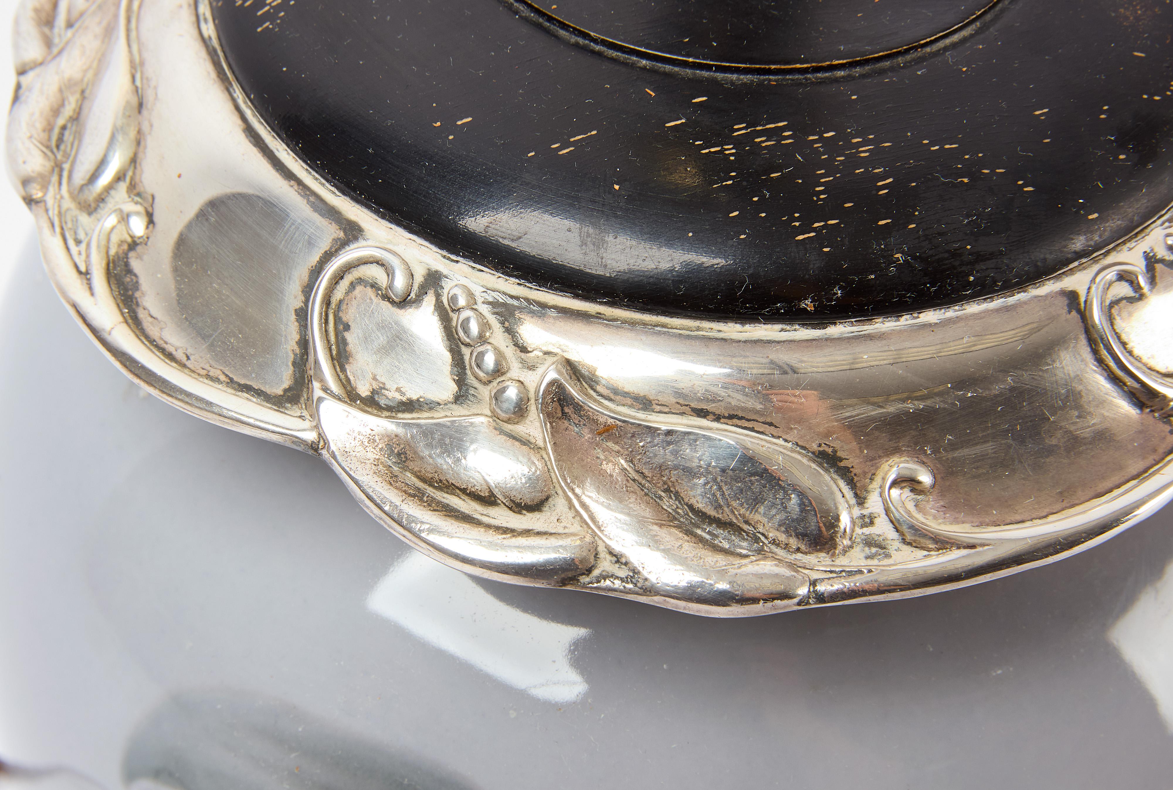 Pareja de lámparas de porcelana plateada con montura de bronce Art Decó en venta